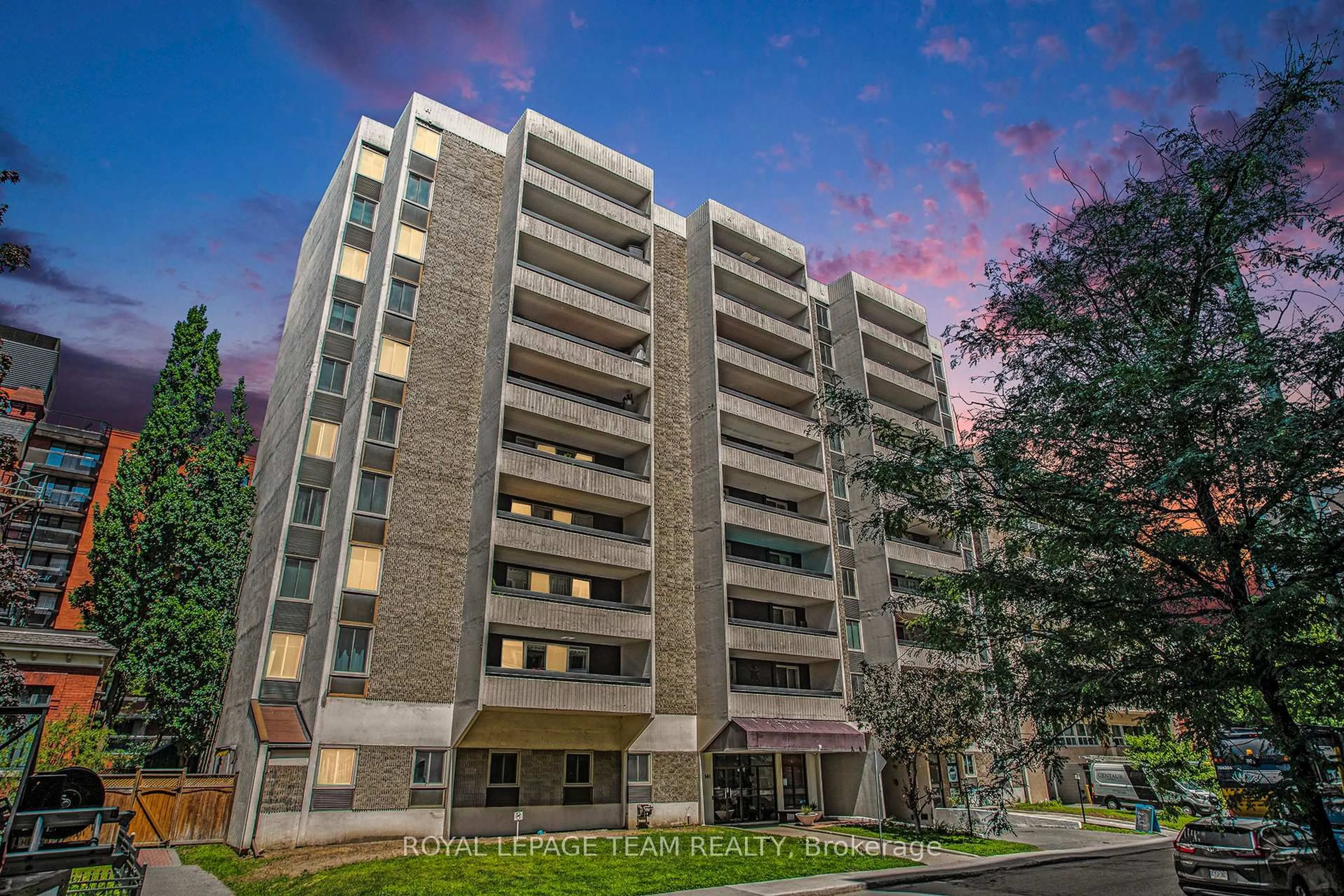 Unknown for 141 Somerset St #402, Ottawa Ontario K2P 2H1