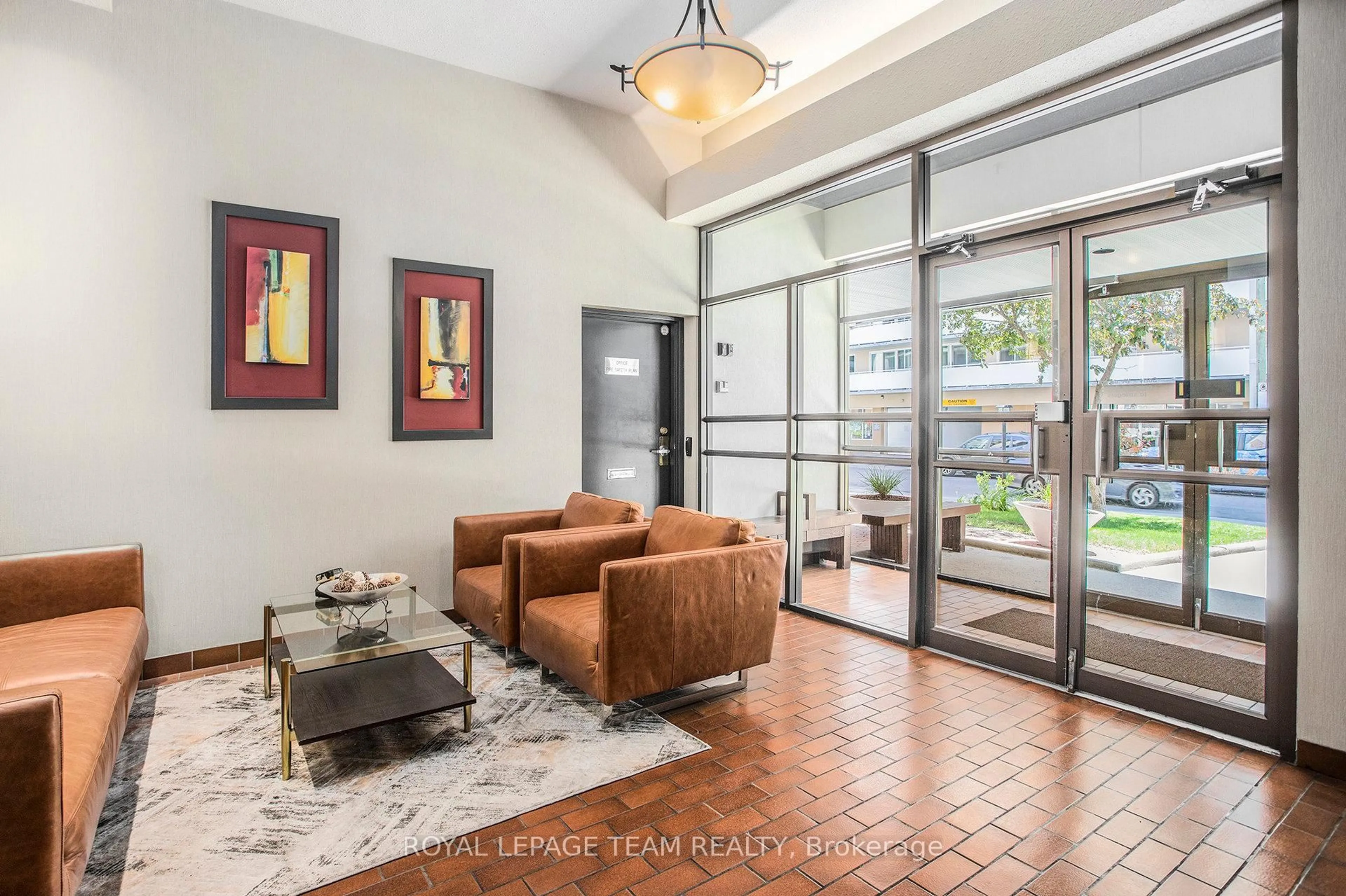 Indoor foyer for 141 Somerset St #402, Ottawa Ontario K2P 2H1