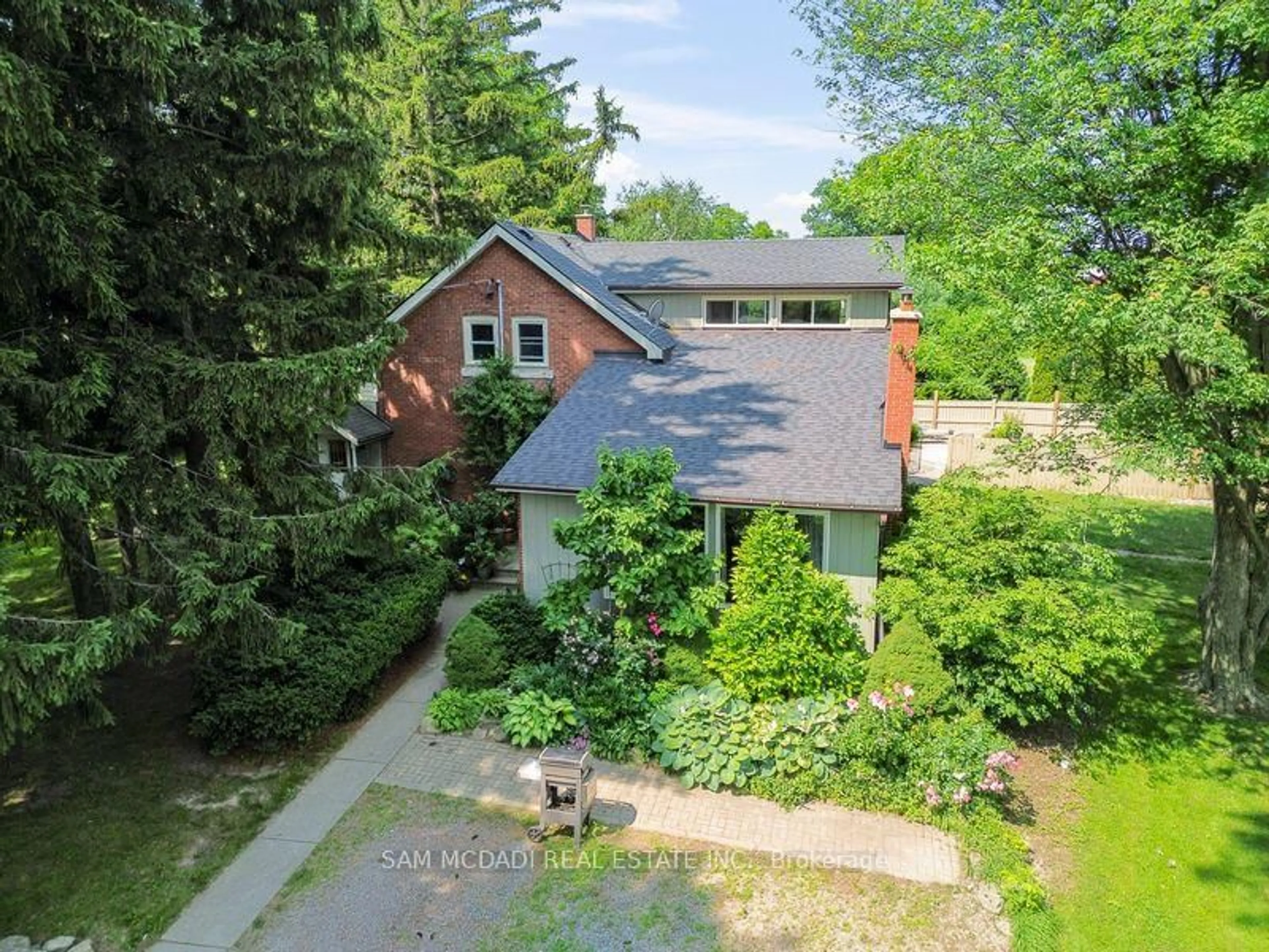 A pic from outside/outdoor area/front of a property/back of a property/a pic from drone, street for 487 4th Concession, Hamilton Ontario L8B 1J4