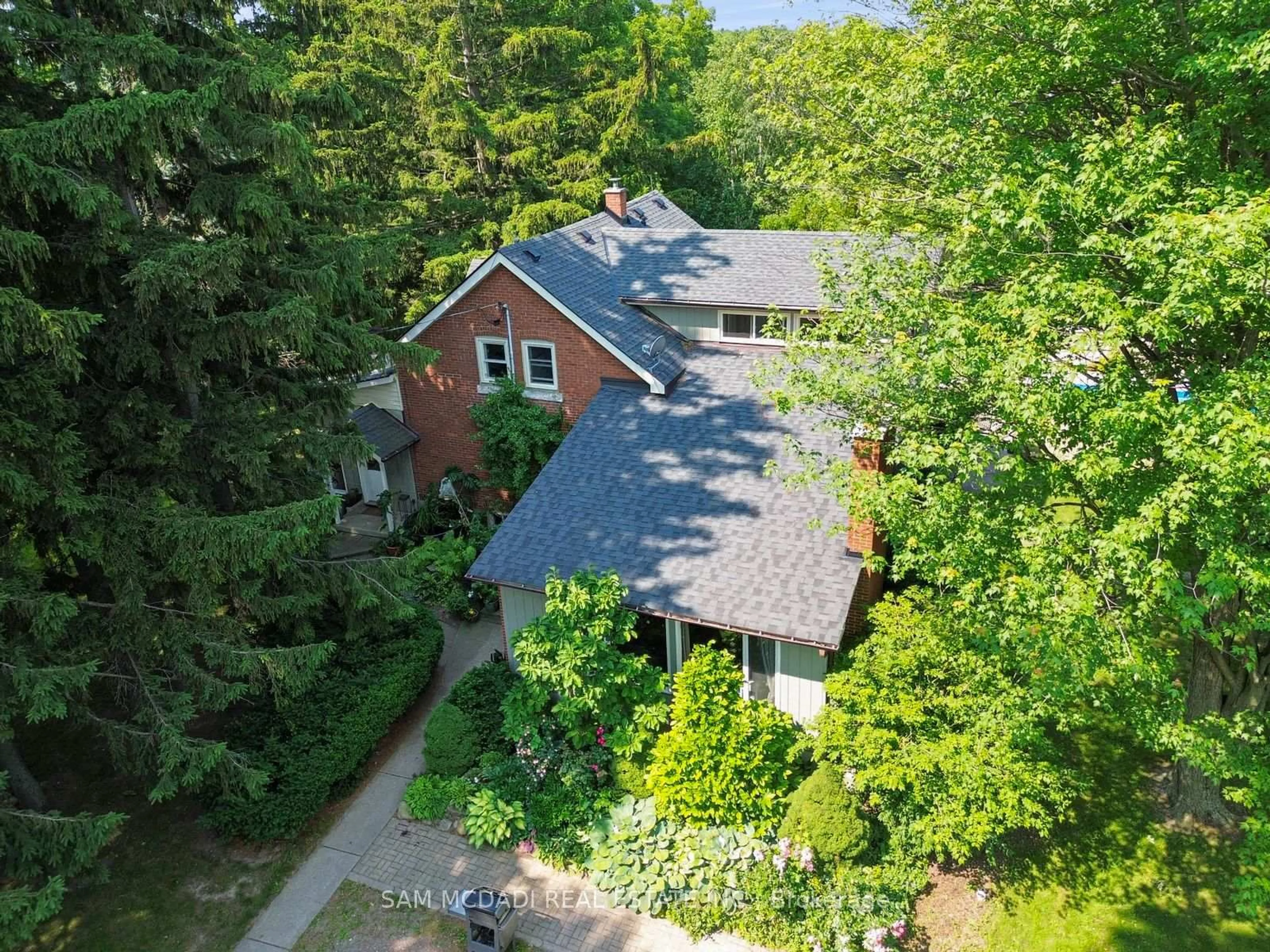 A pic from outside/outdoor area/front of a property/back of a property/a pic from drone, street for 487 4th Concession, Hamilton Ontario L8B 1J4