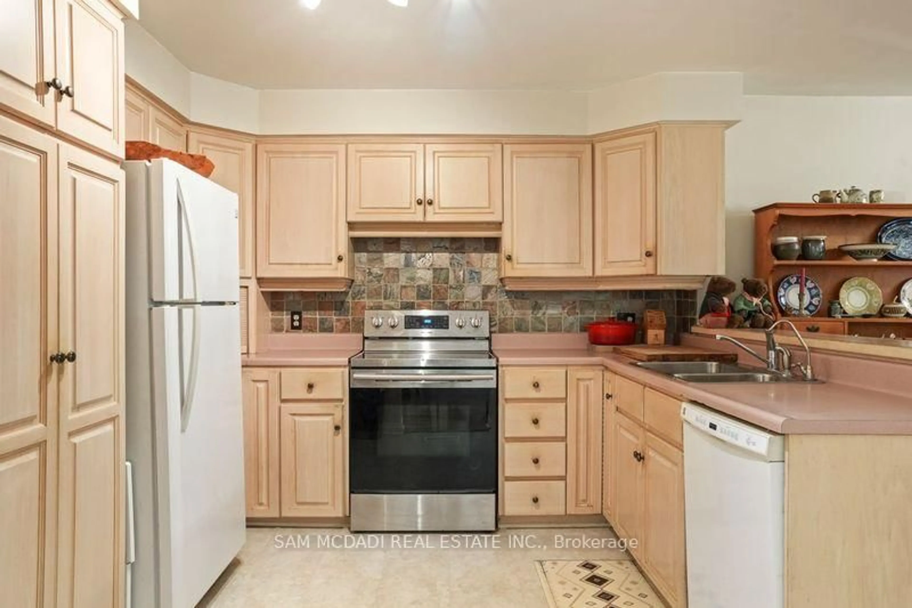 Standard kitchen, ceramic/tile floor for 487 4th Concession, Hamilton Ontario L8B 1J4