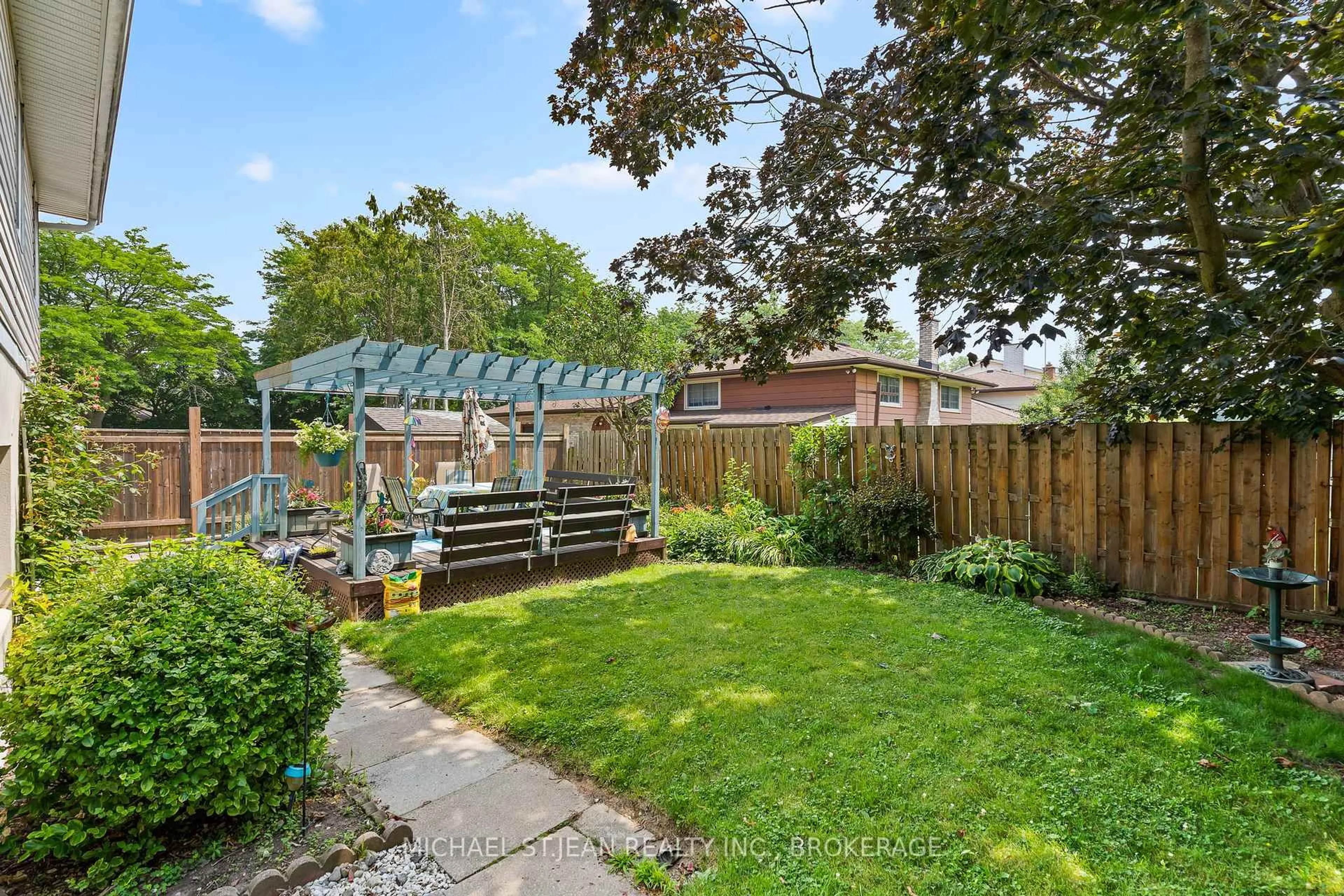 Patio, street for 8164 Catalina St, Niagara Falls Ontario L2H 1T7