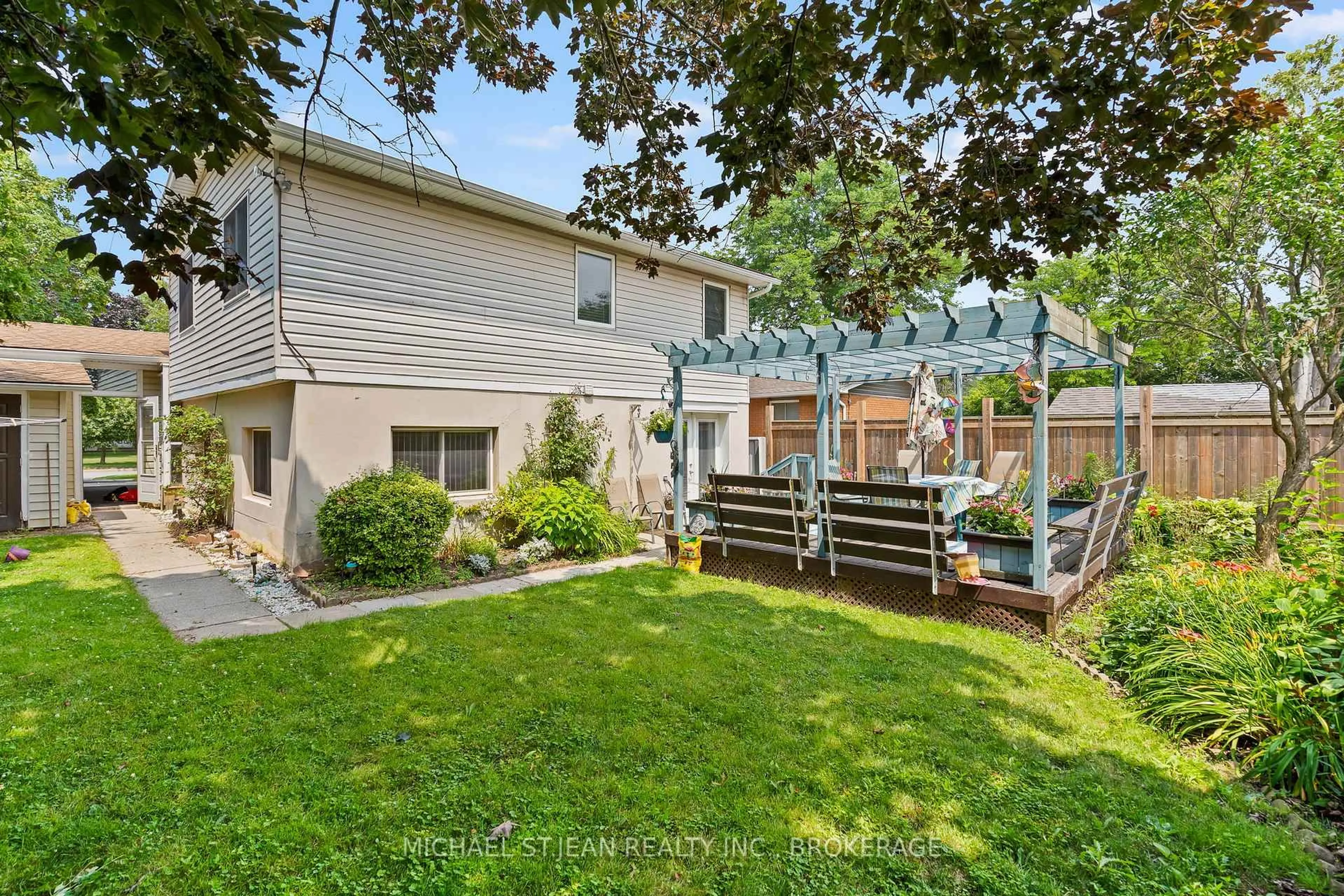 Patio, street for 8164 Catalina St, Niagara Falls Ontario L2H 1T7