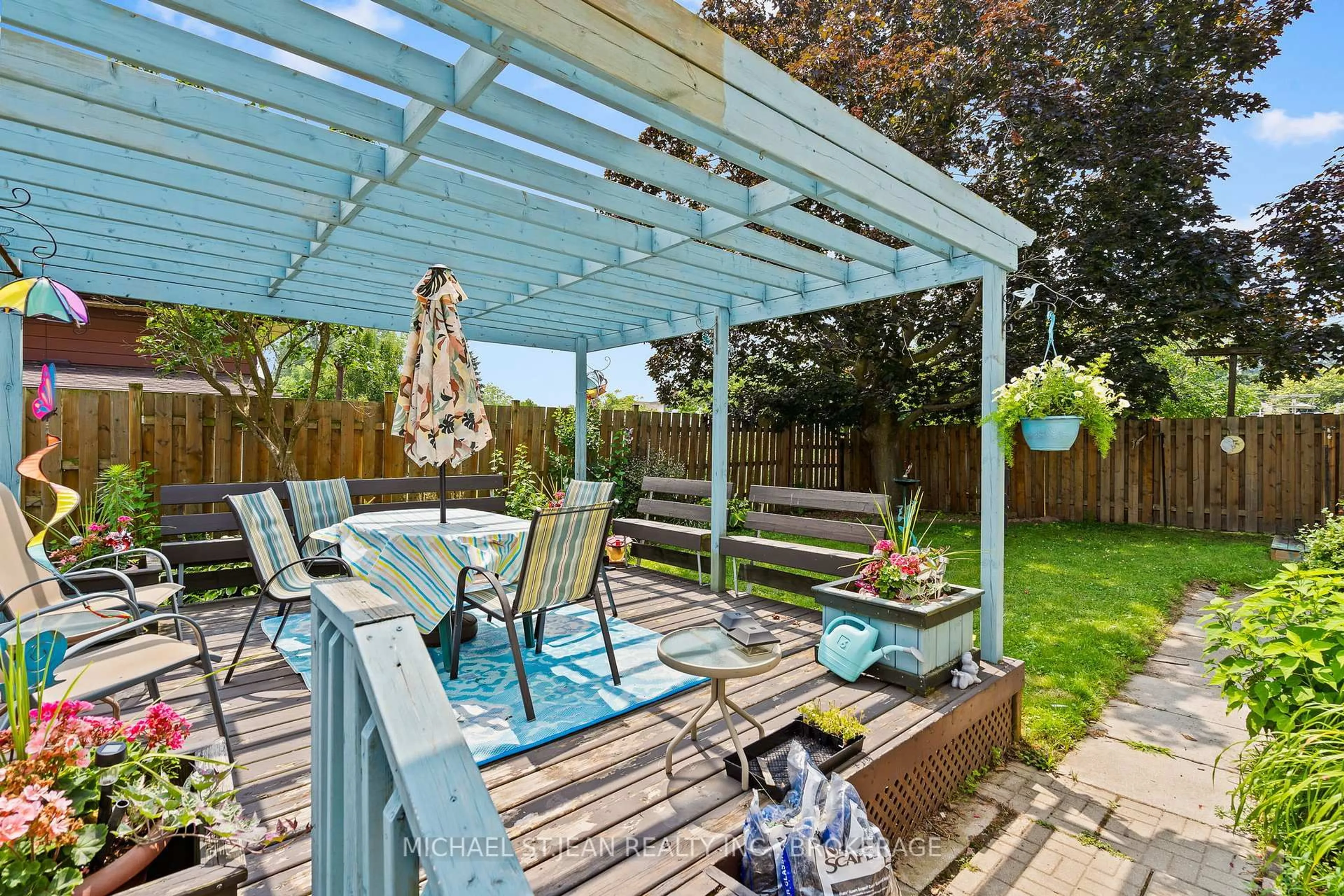 Patio, street for 8164 Catalina St, Niagara Falls Ontario L2H 1T7