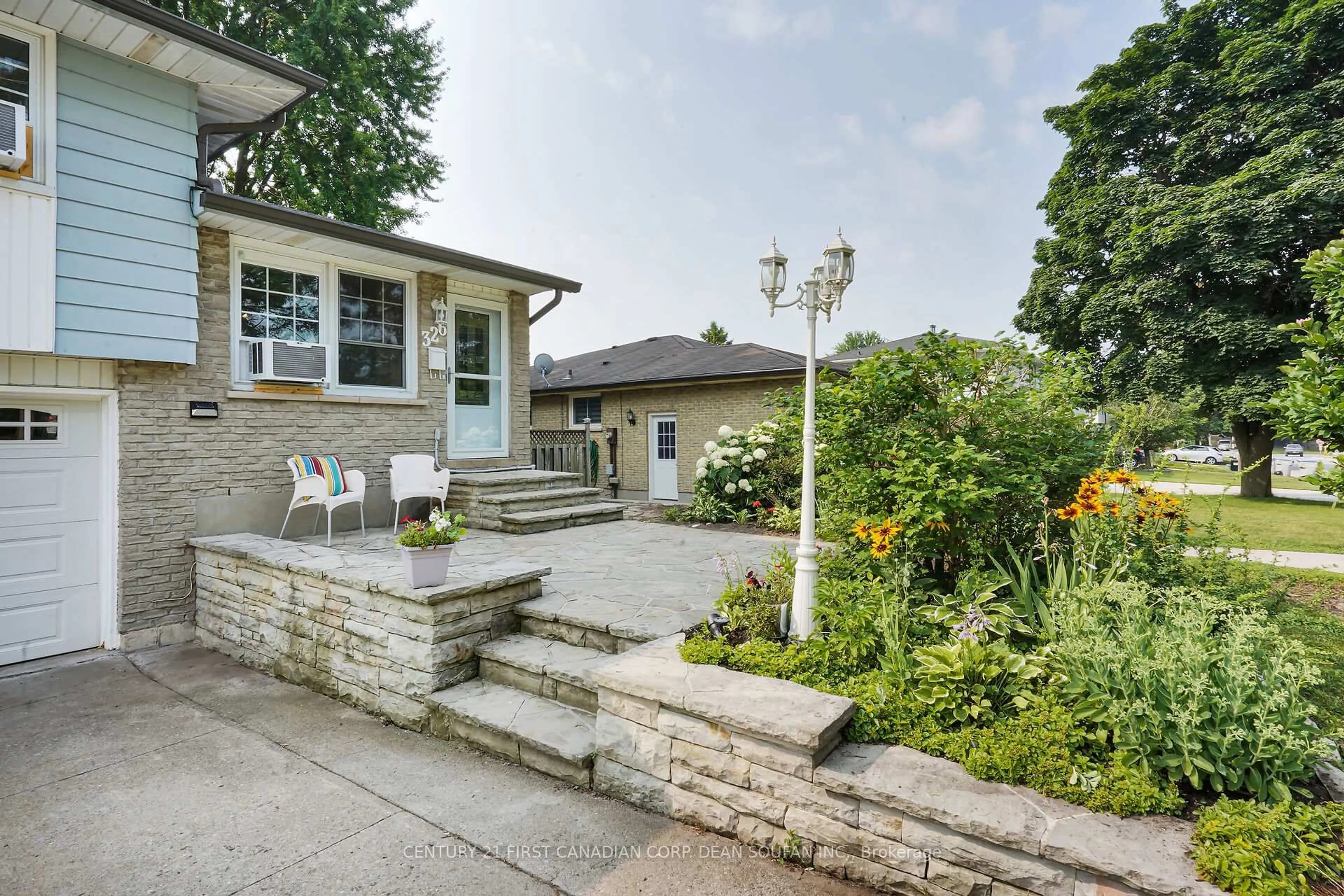Patio, street for 326 Burns St, Strathroy-Caradoc Ontario N7G 1G4