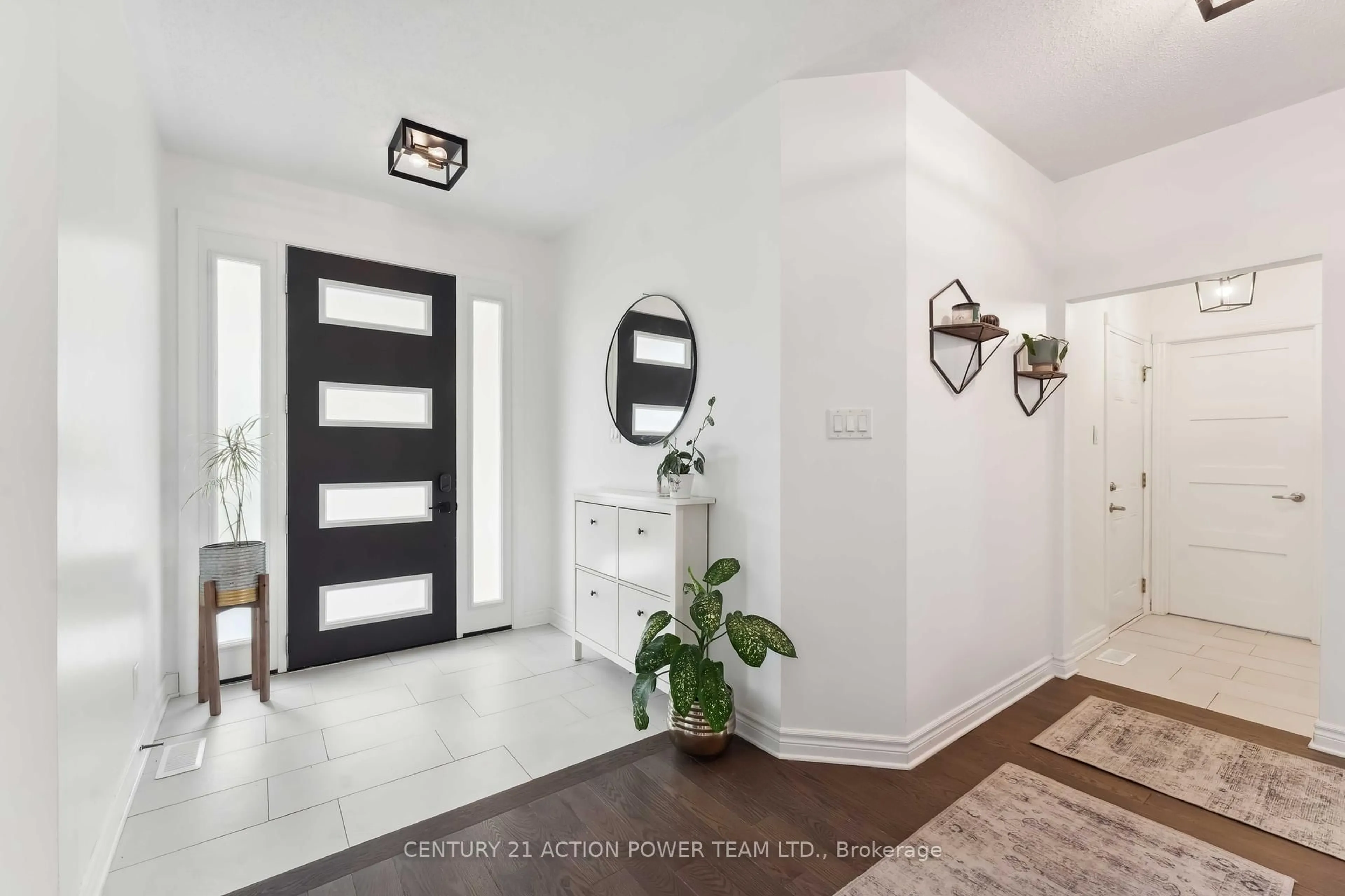 Indoor entryway for 2101 Hallendale St, Ottawa Ontario K4A 4S1
