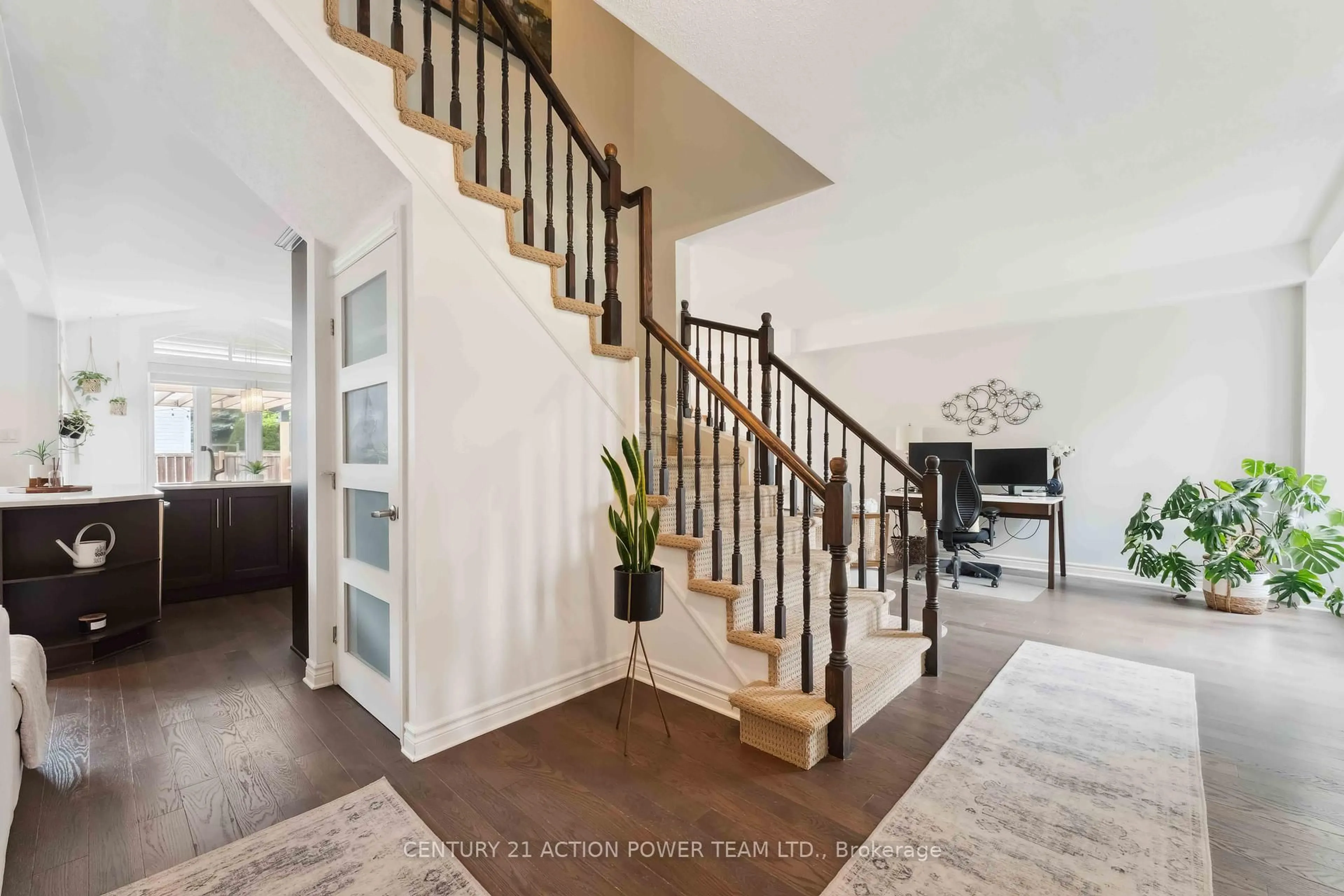 Indoor entryway for 2101 Hallendale St, Ottawa Ontario K4A 4S1