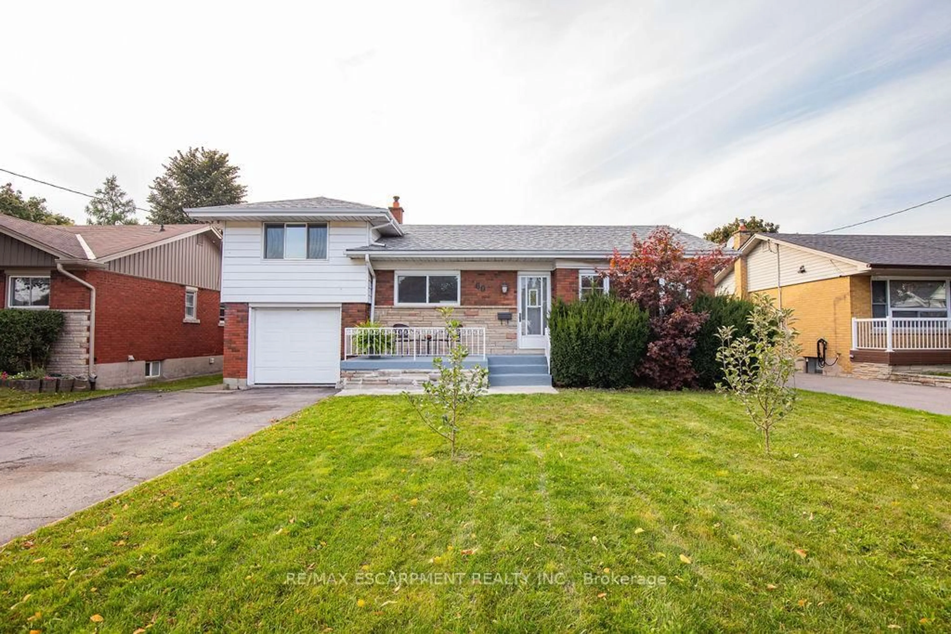 Home with vinyl exterior material, street for 60 Ivy Lea Pl, Hamilton Ontario L8T 3R6