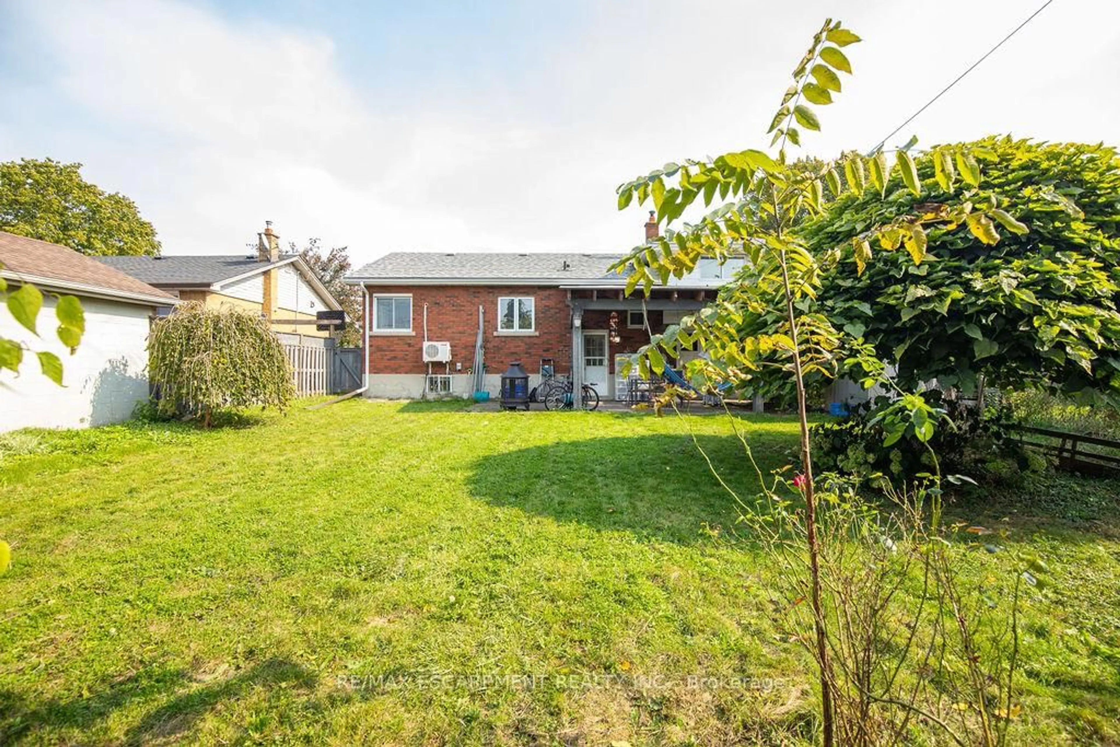 A pic from outside/outdoor area/front of a property/back of a property/a pic from drone, street for 60 Ivy Lea Pl, Hamilton Ontario L8T 3R6