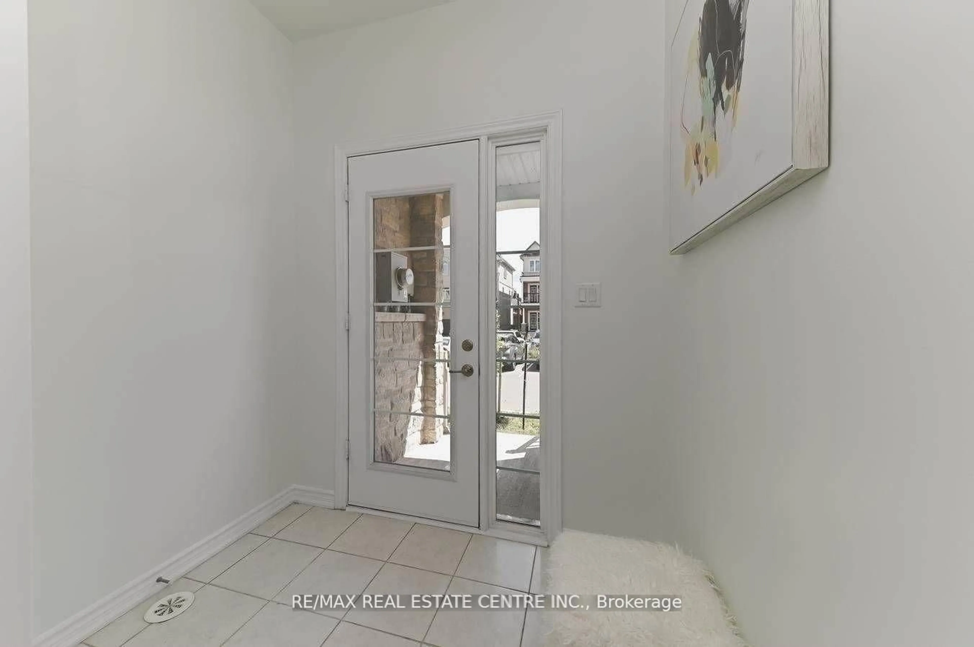 Indoor entryway for 137 Borers Creek Circ, Hamilton Ontario L8B 1W3