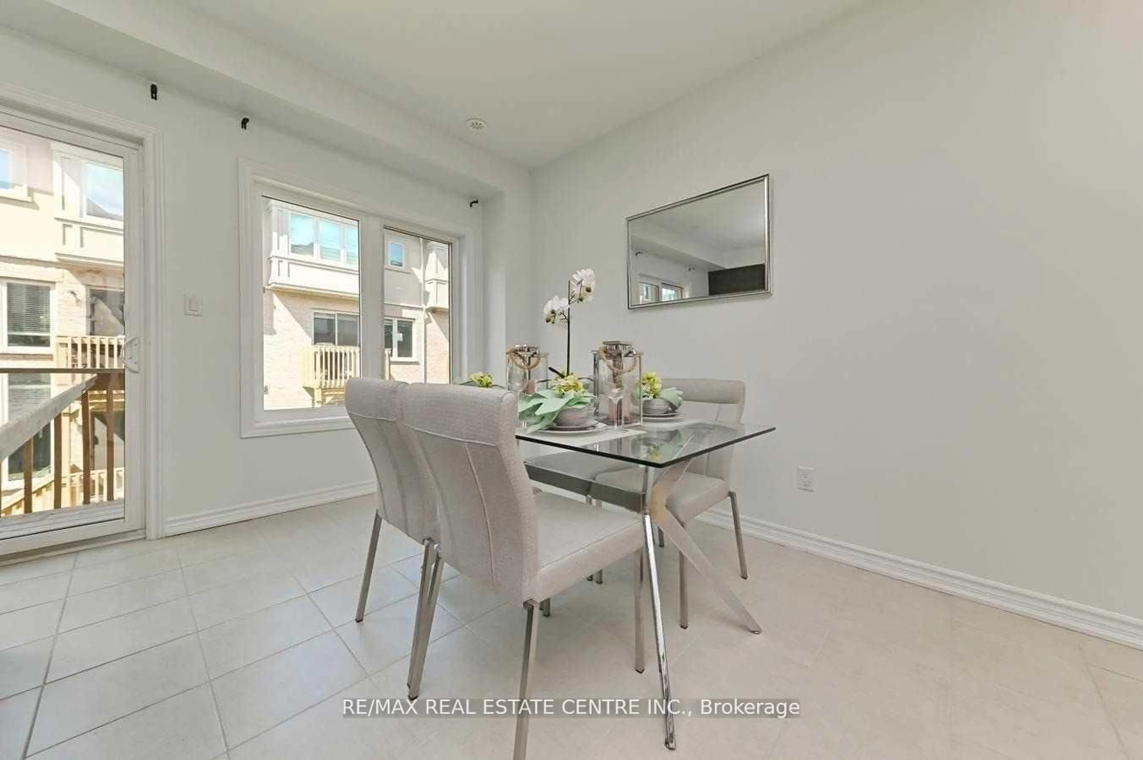 Dining room, ceramic/tile floor for 137 Borers Creek Circ, Hamilton Ontario L8B 1W3