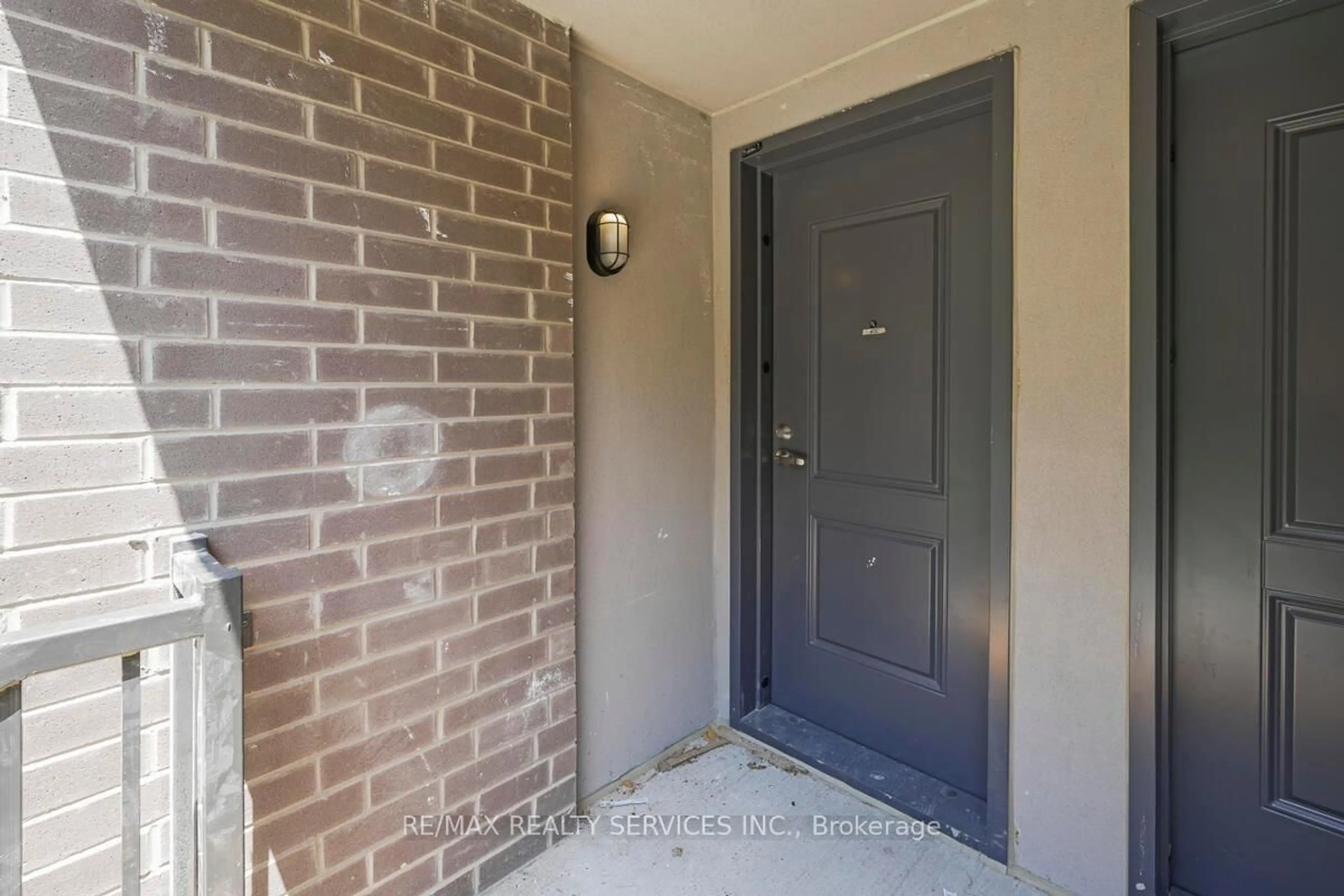Indoor entryway for 370 Fisher Mills Rd #C62, Waterloo Ontario L5L 0B8