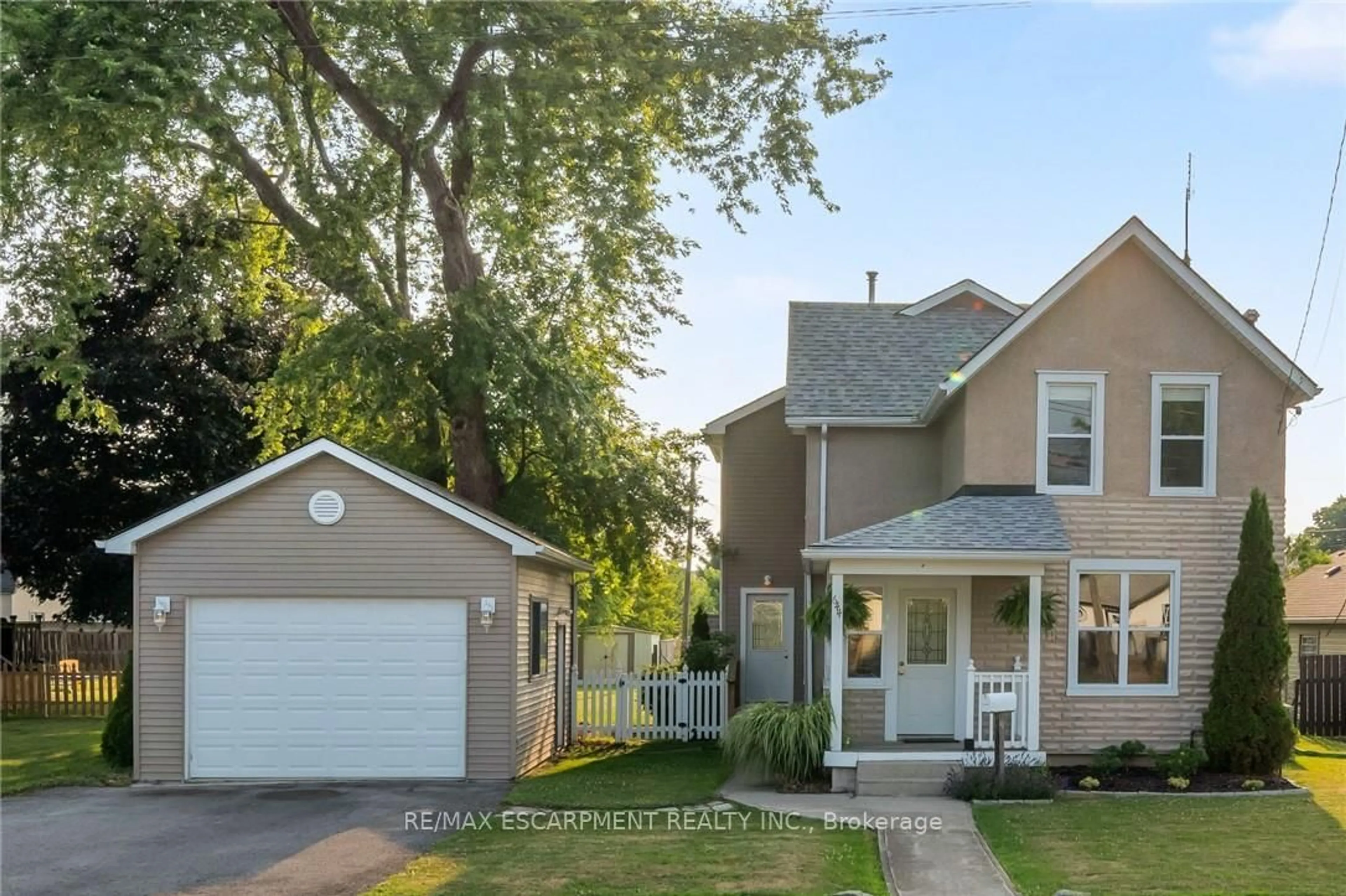 Home with vinyl exterior material, street for 644 ELM St, Port Colborne Ontario L3K 4P8