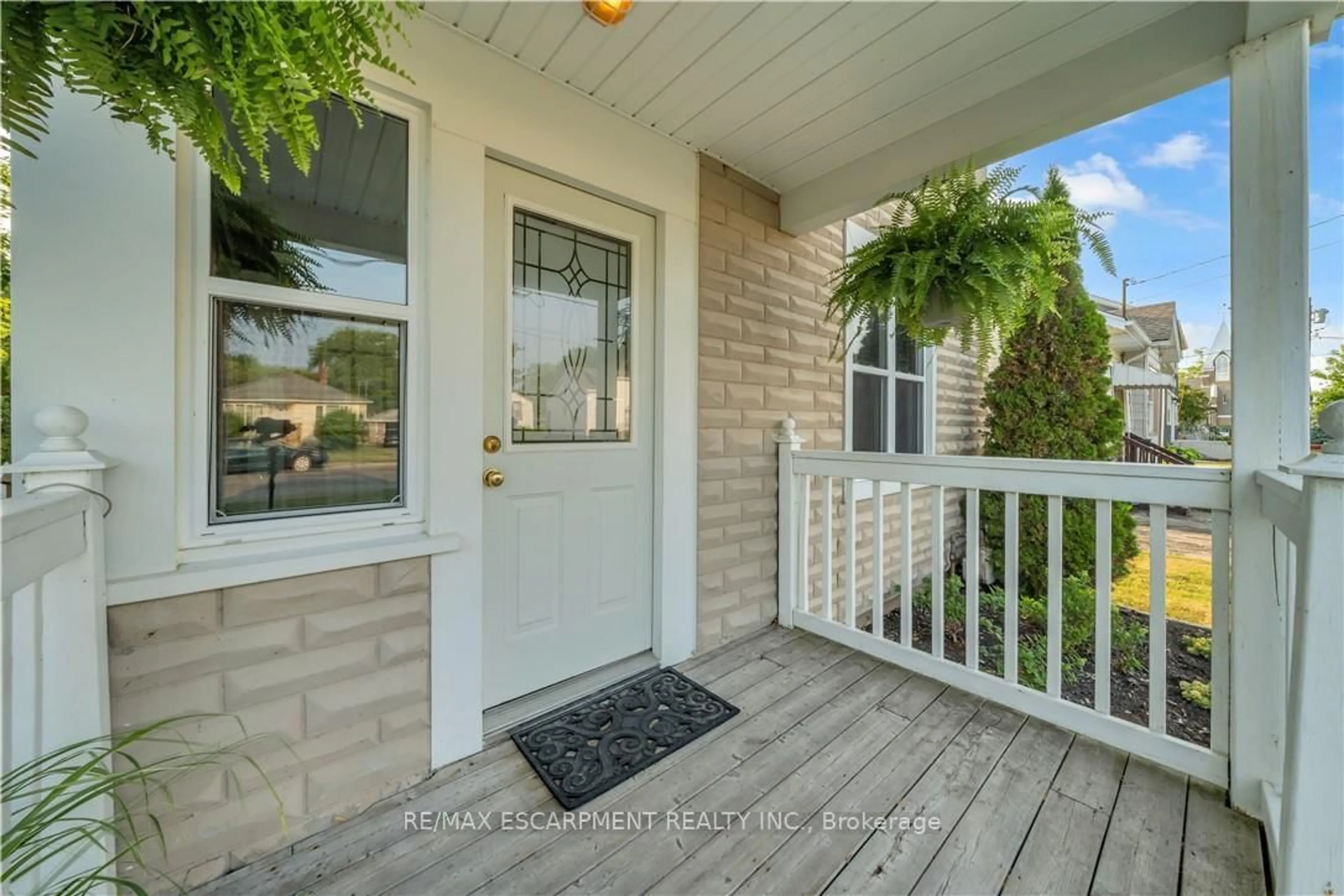 Indoor entryway for 644 ELM St, Port Colborne Ontario L3K 4P8