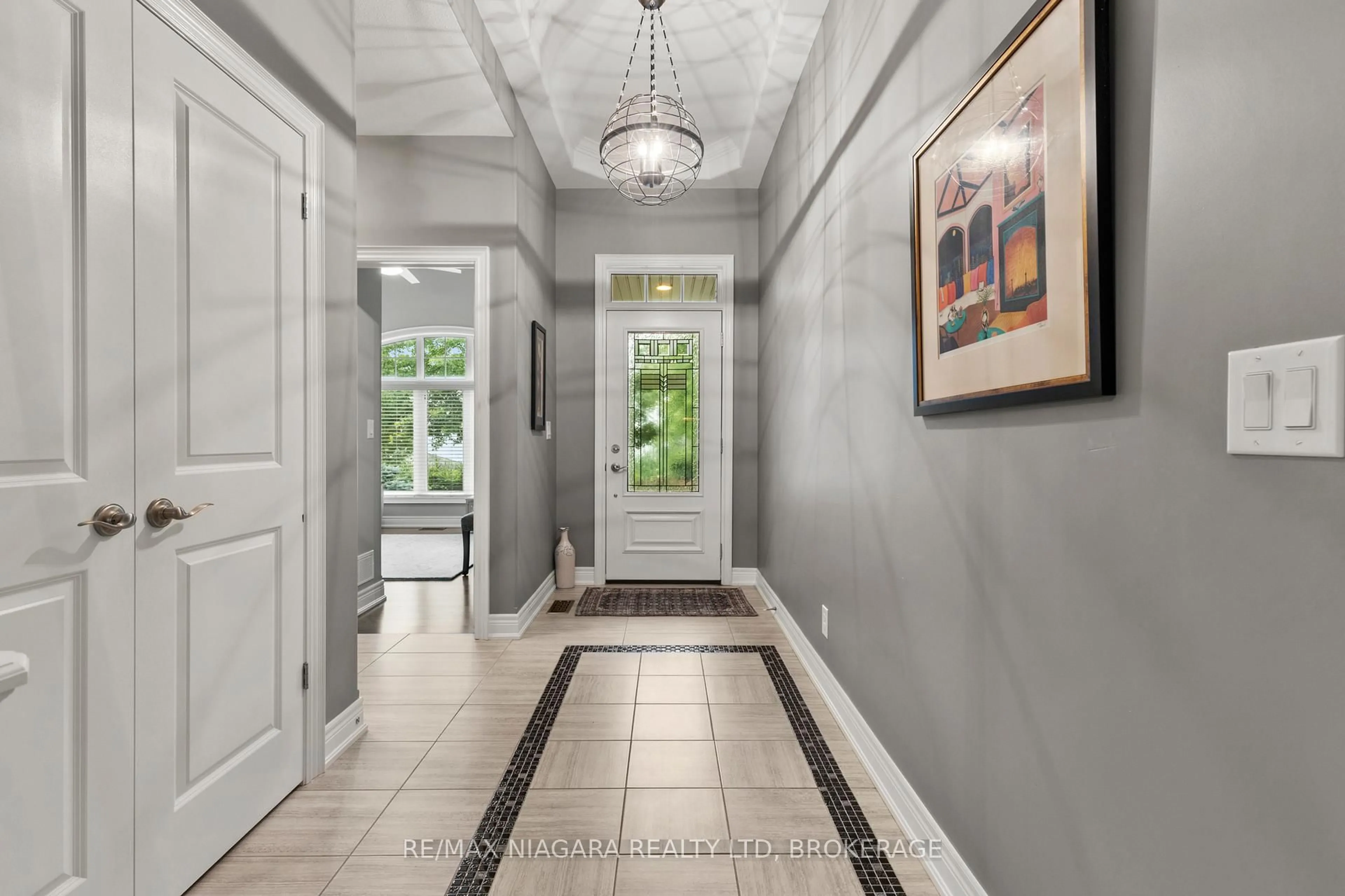 Indoor entryway for 28 HILLSIDE Dr, Niagara-on-the-Lake Ontario L0S 1P0