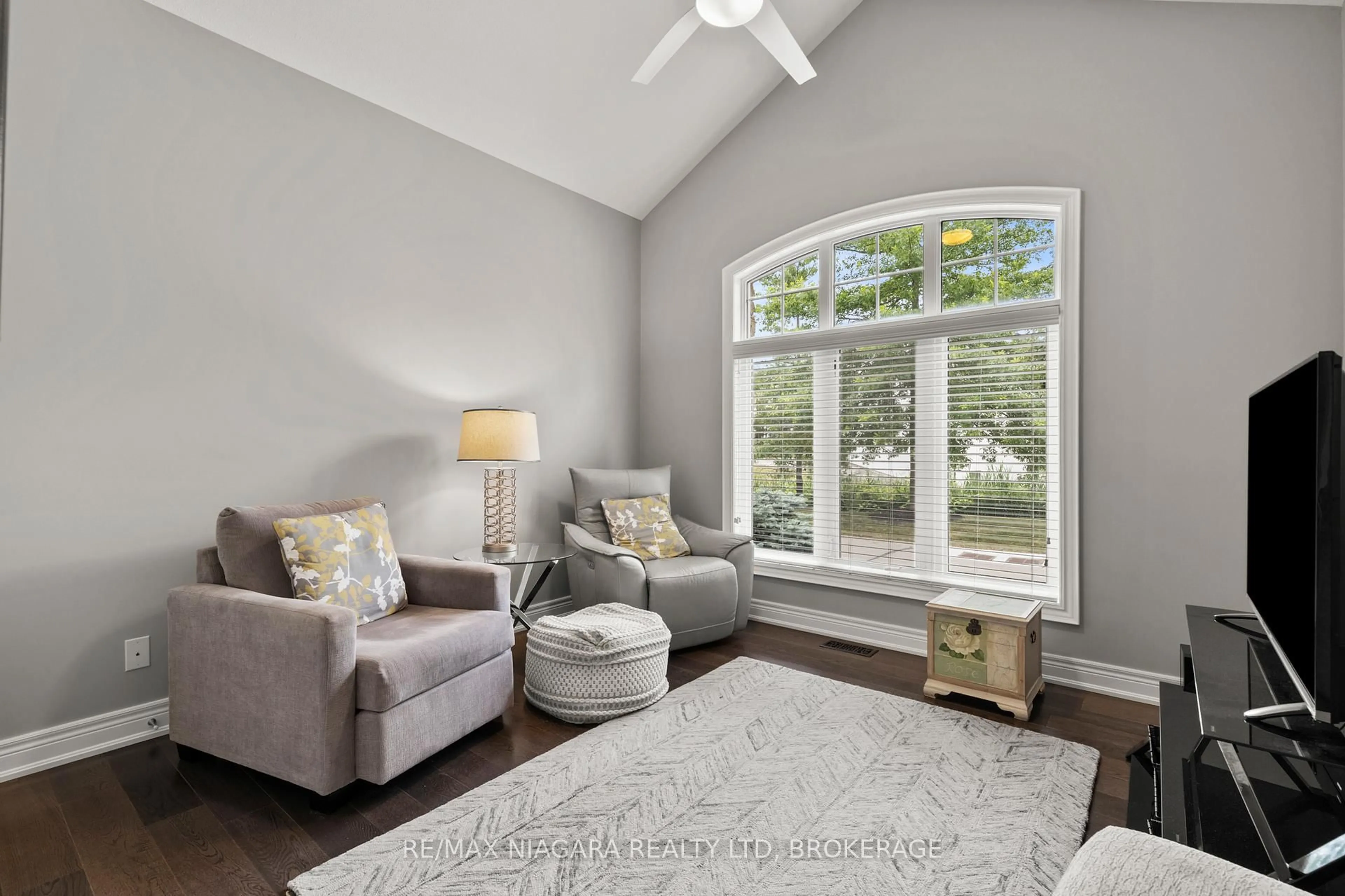 Living room with furniture, unknown for 28 HILLSIDE Dr, Niagara-on-the-Lake Ontario L0S 1P0
