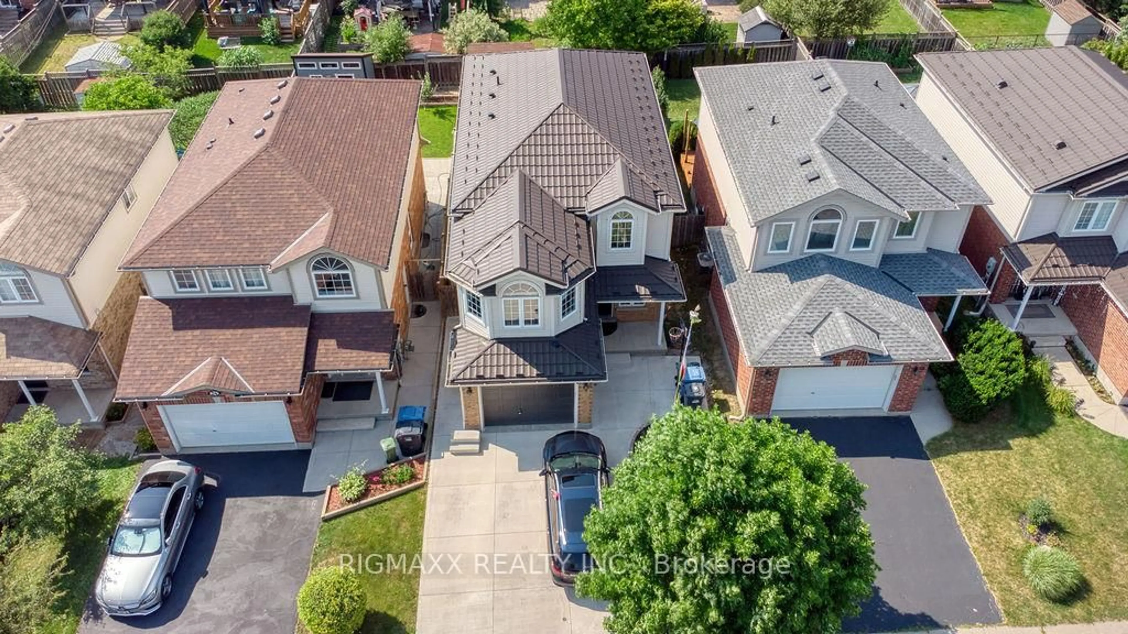 A pic from outside/outdoor area/front of a property/back of a property/a pic from drone, street for 26 Warren St, Guelph Ontario N1E 0A2