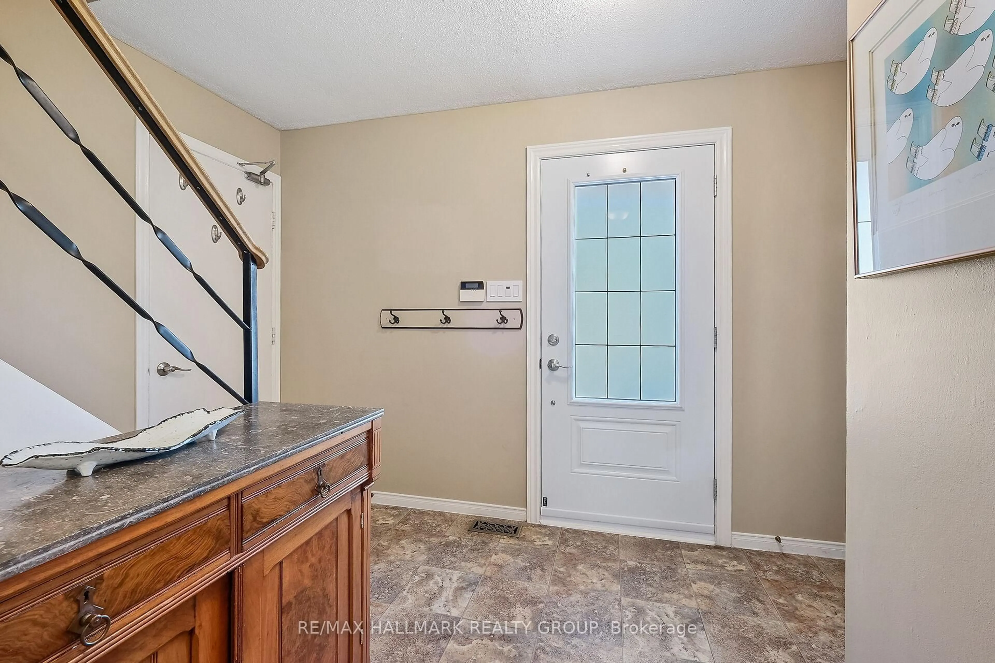 Indoor entryway for 1352 Baden Ave, Ottawa Ontario K1T 1V7