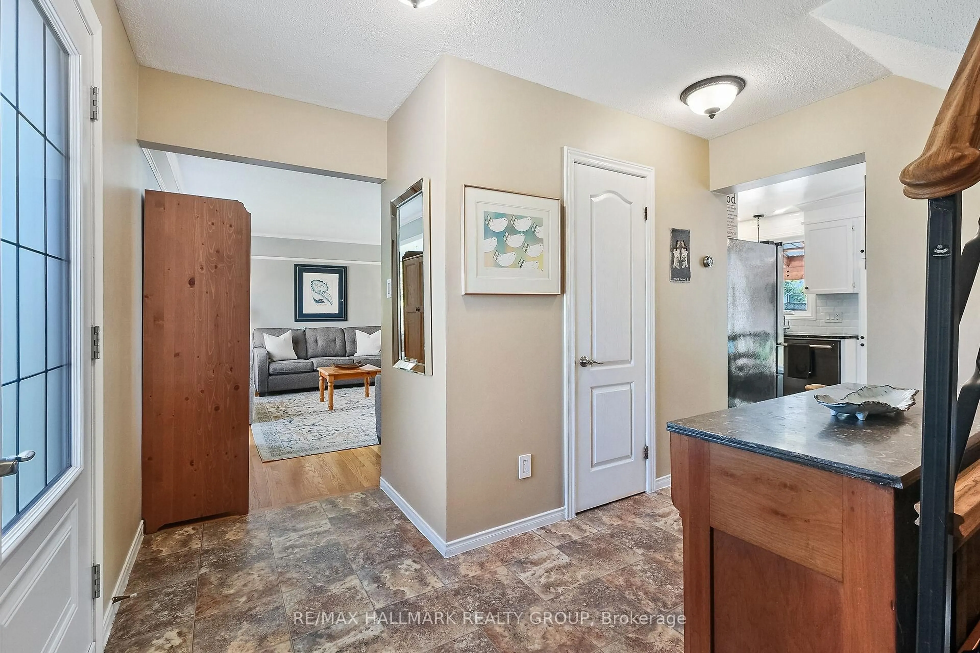Indoor entryway for 1352 Baden Ave, Ottawa Ontario K1T 1V7