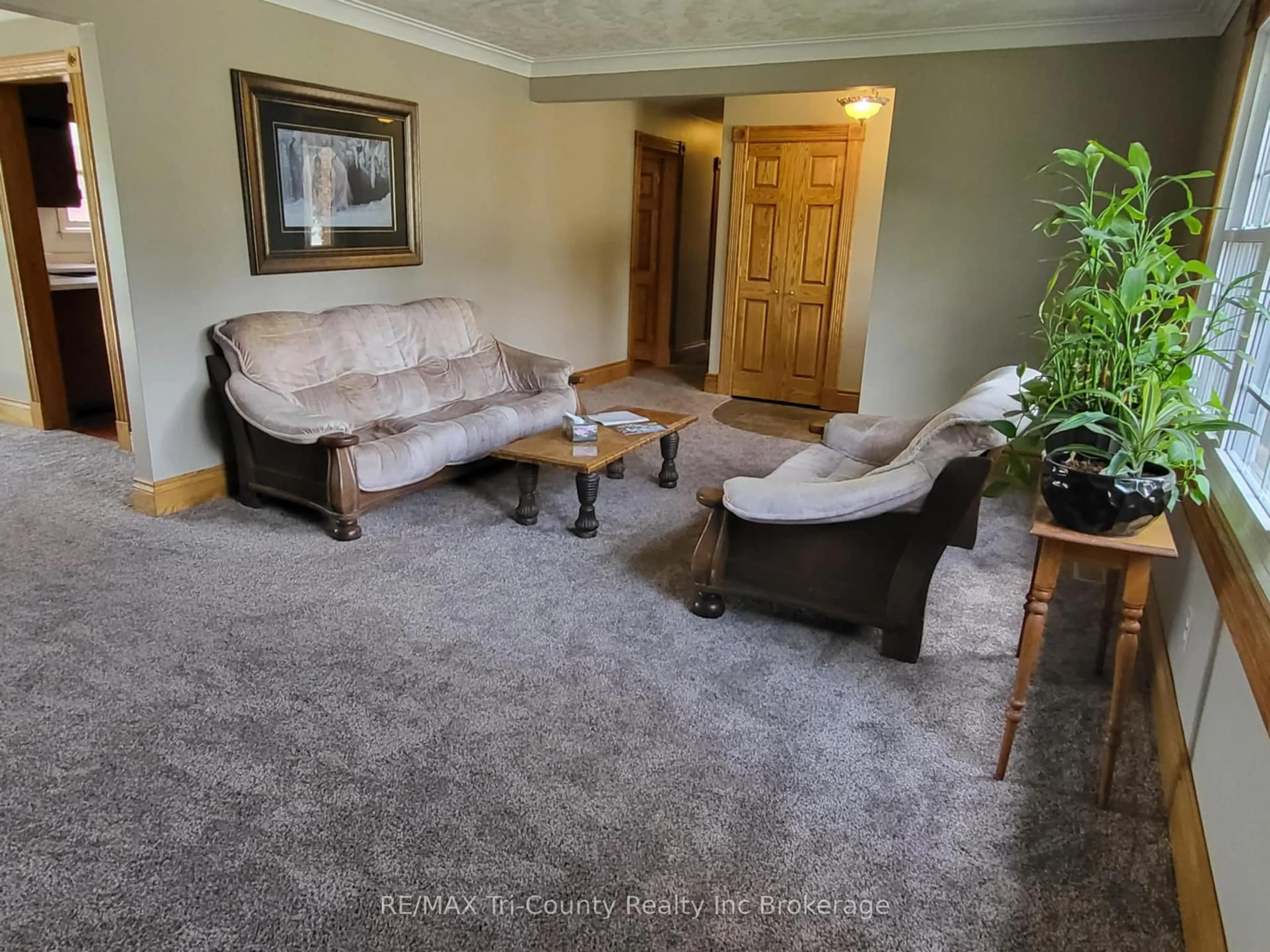 Living room with furniture, carpet floor for 7 Glenridge Rd, Tillsonburg Ontario N4G 4J6