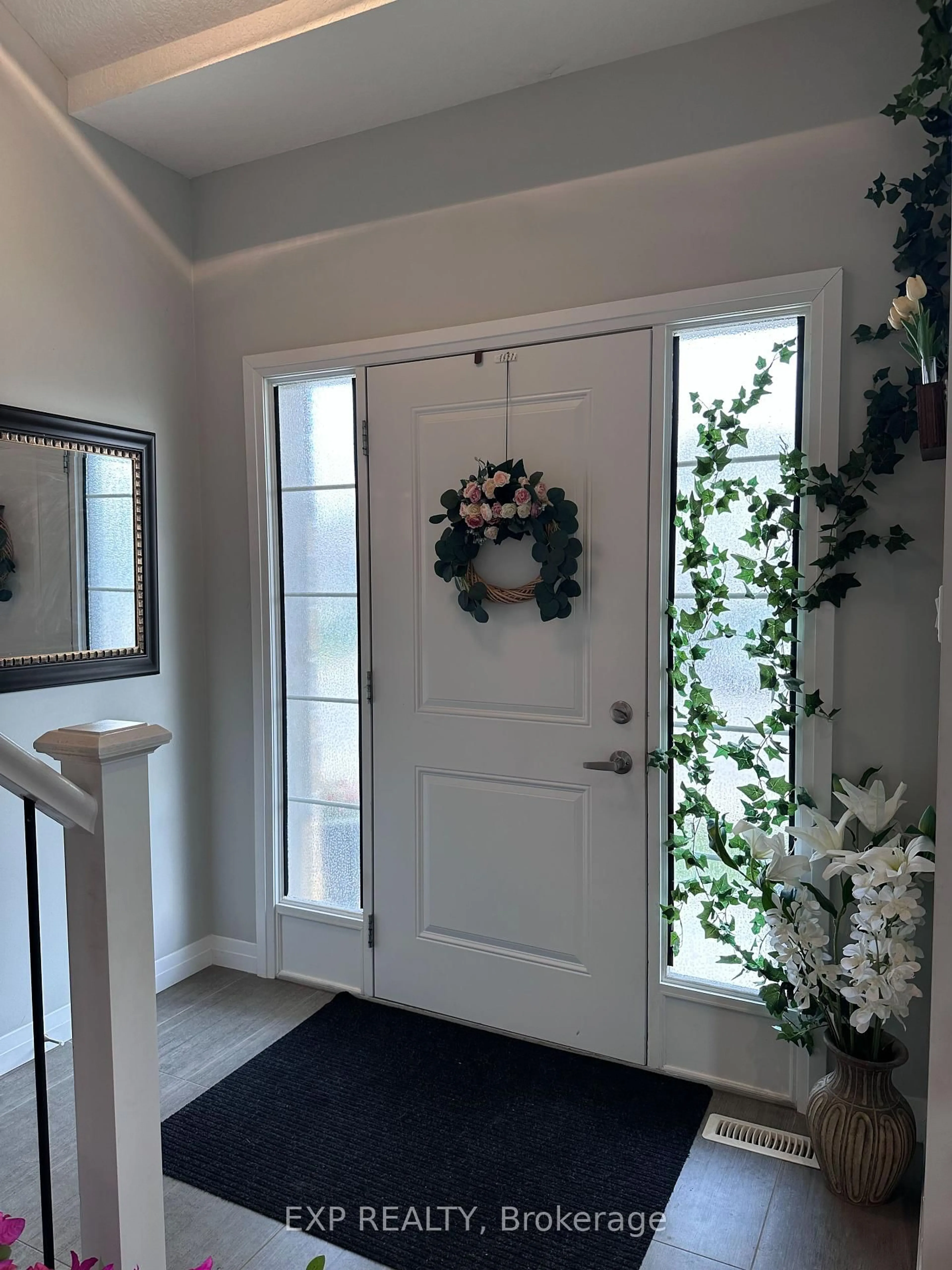 Indoor entryway for 2910 TOKALA Tr #15, London North Ontario N6G 5B4