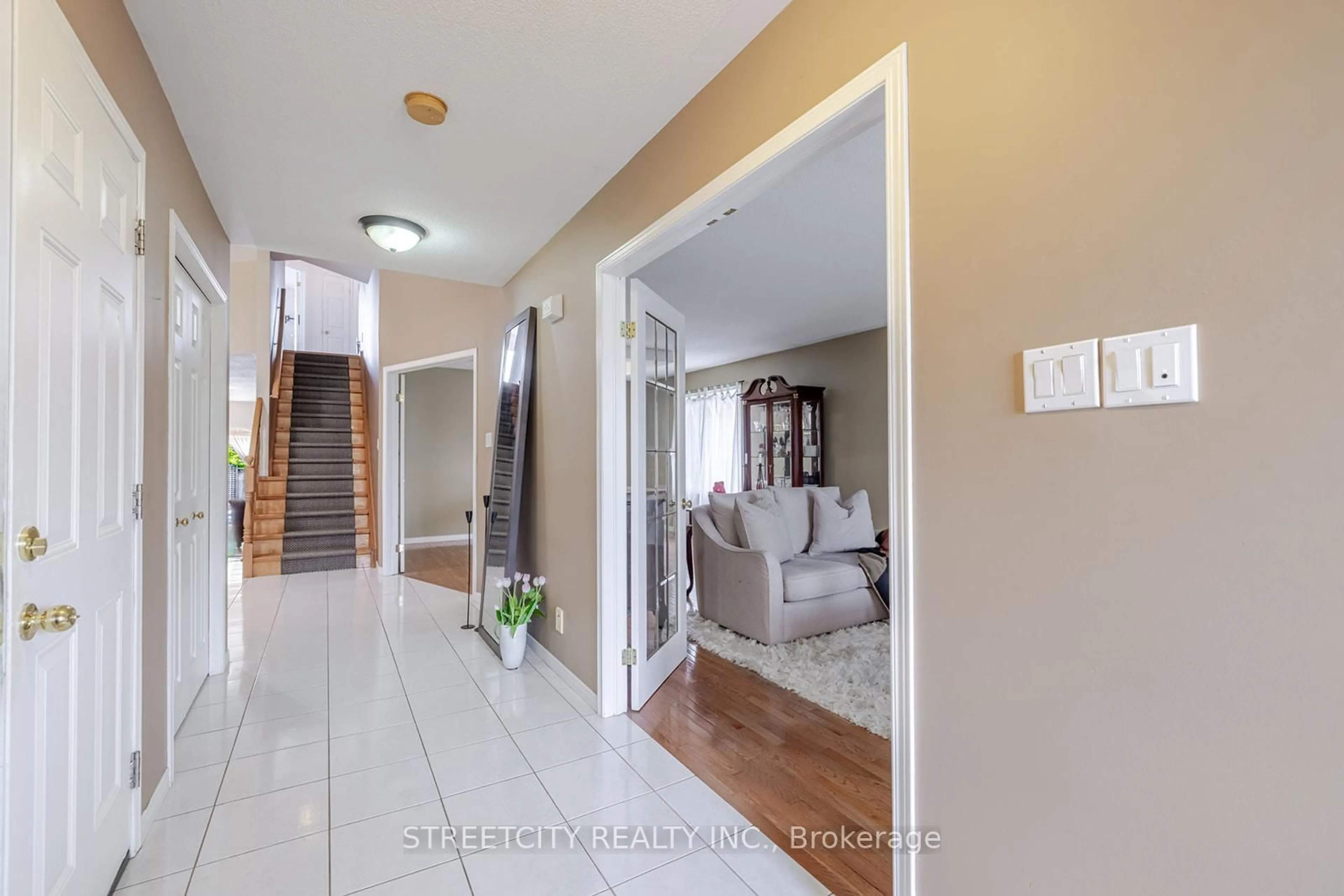 Indoor entryway for 226 Andrea Cres, Central Elgin Ontario N0L 1B0