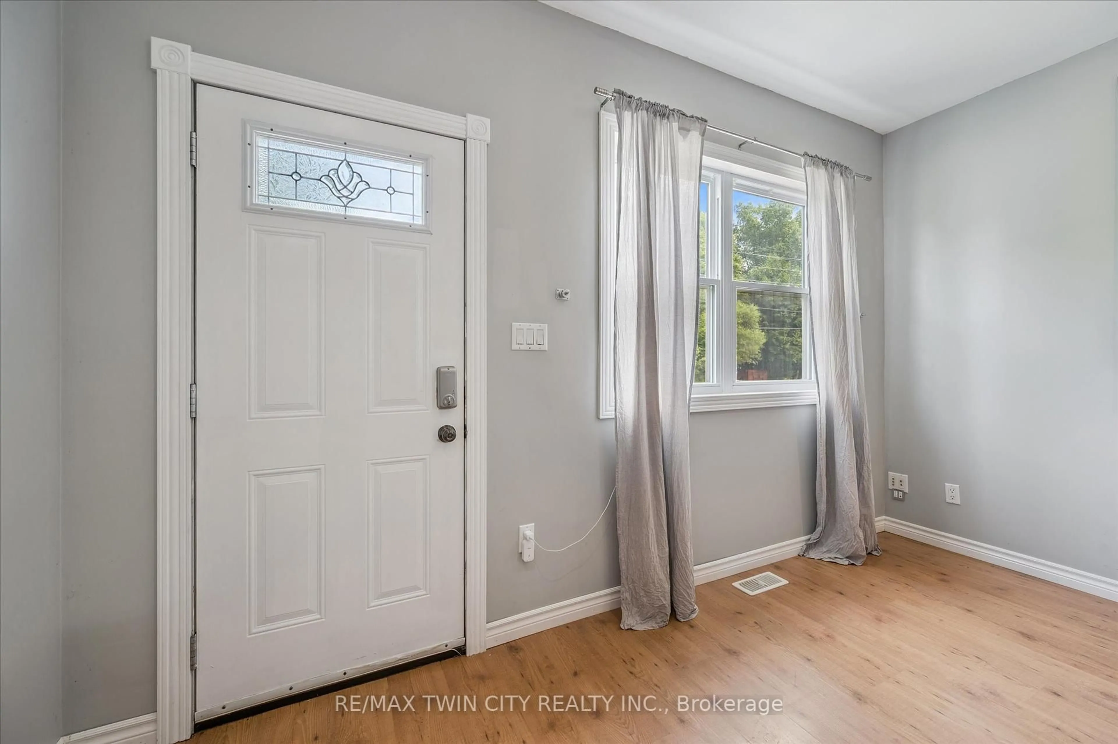 Indoor entryway for 241 8 Highway, Hamilton Ontario L9H 5E1
