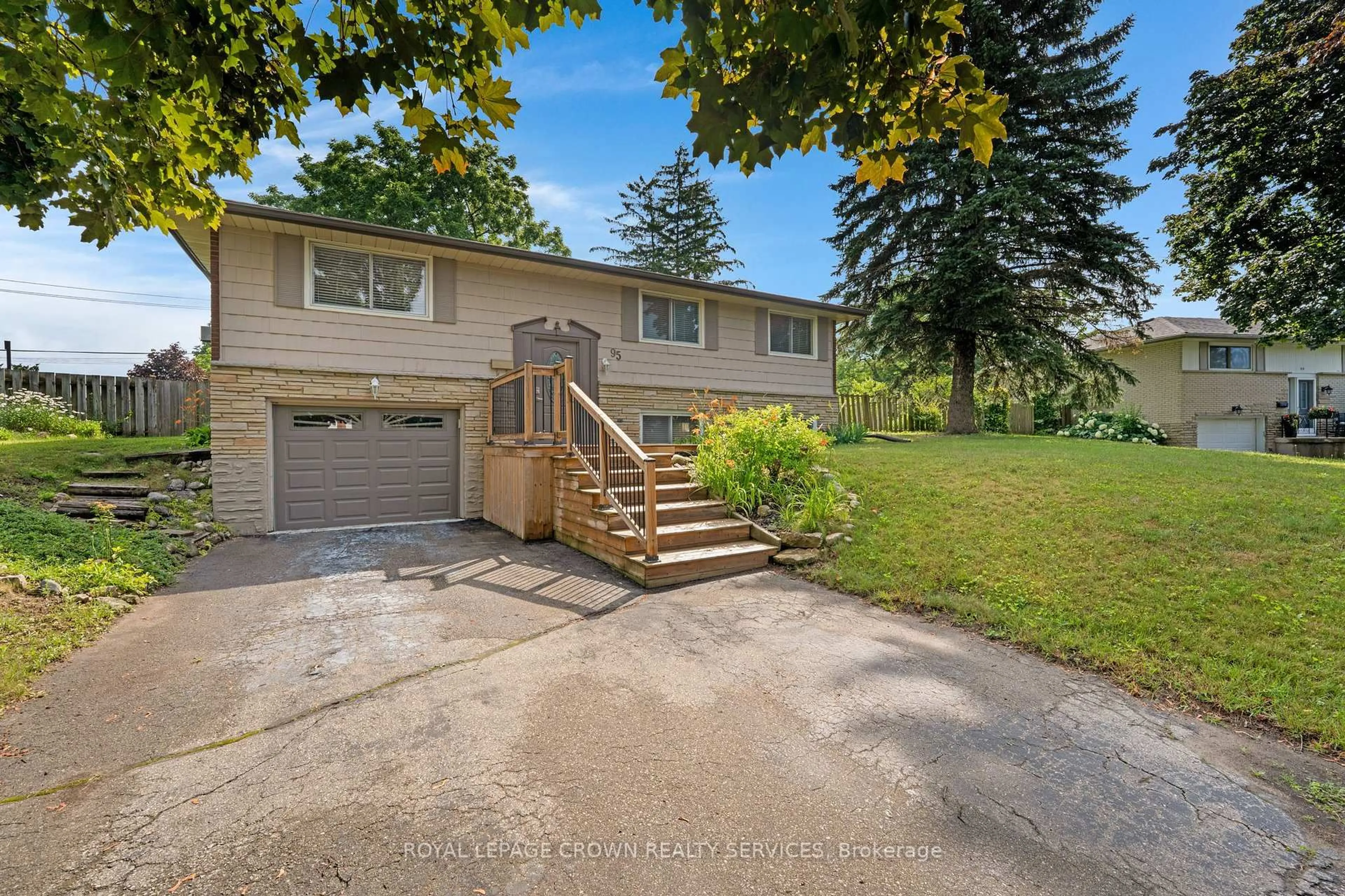 Home with vinyl exterior material, street for 95 Rosslinn Rd, Cambridge Ontario N1S 3K3