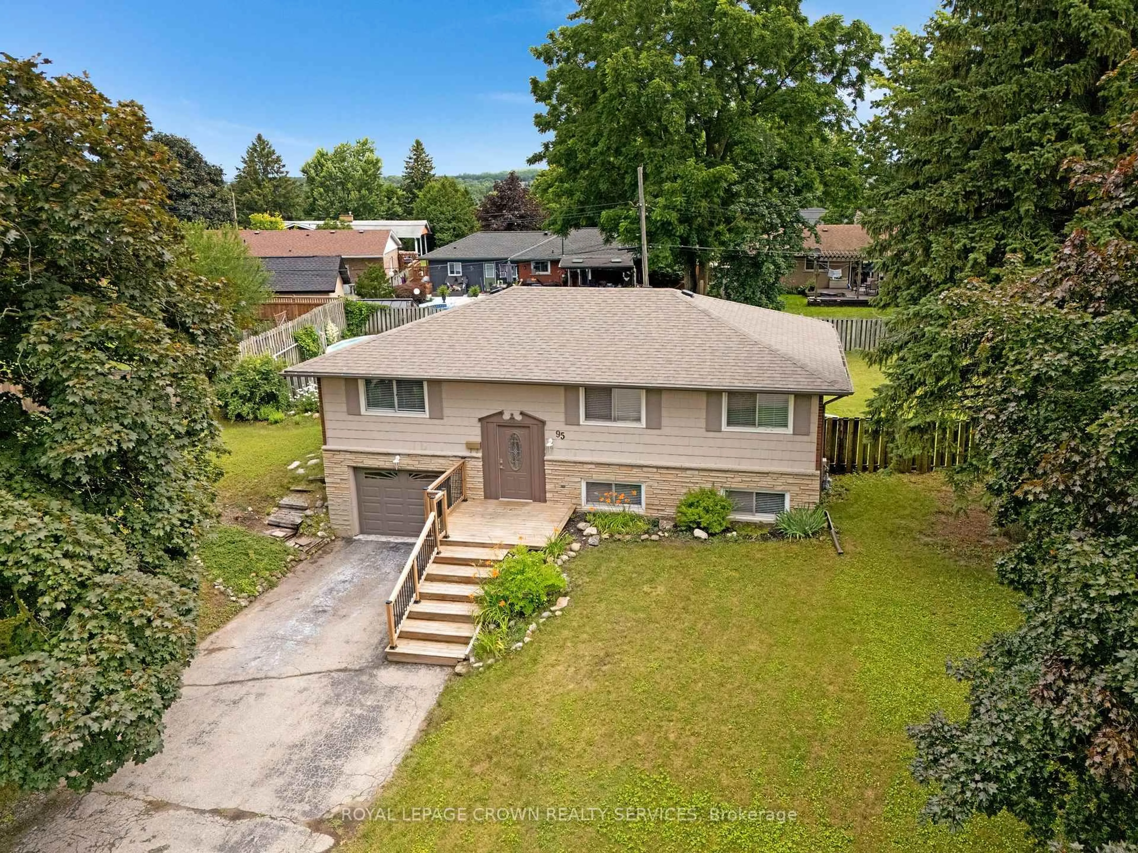 A pic from outside/outdoor area/front of a property/back of a property/a pic from drone, street for 95 Rosslinn Rd, Cambridge Ontario N1S 3K3