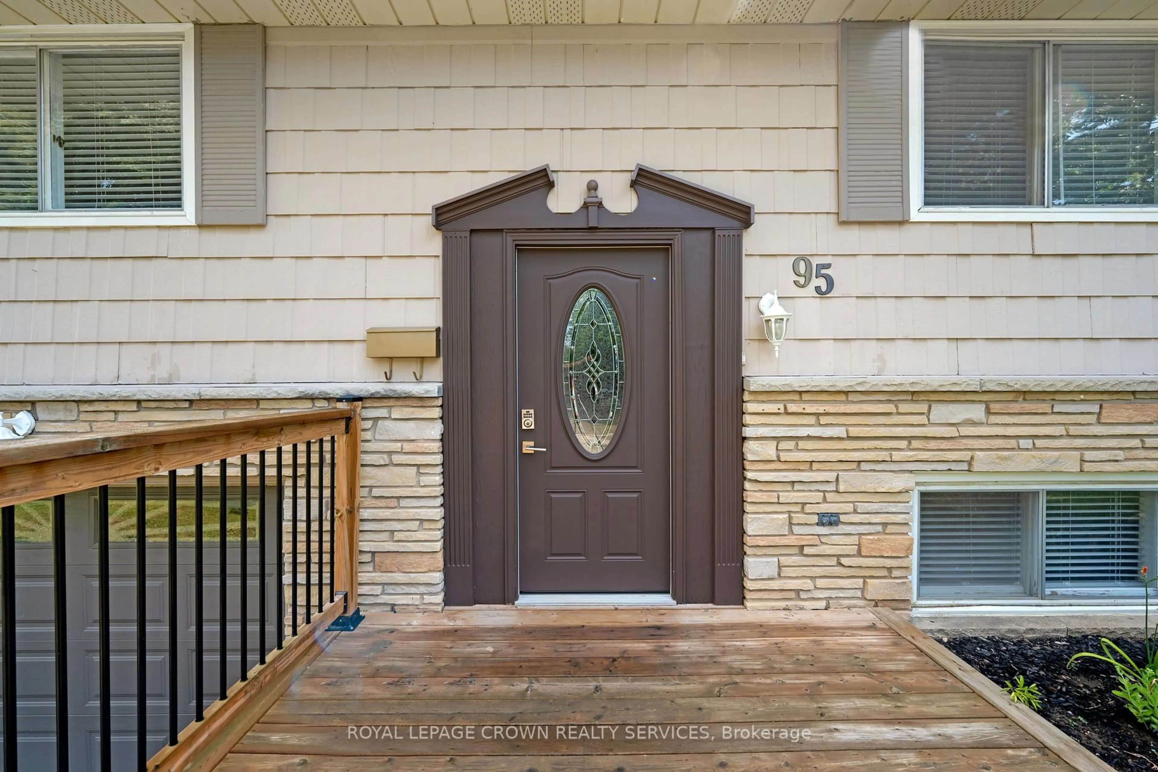 Indoor entryway for 95 Rosslinn Rd, Cambridge Ontario N1S 3K3
