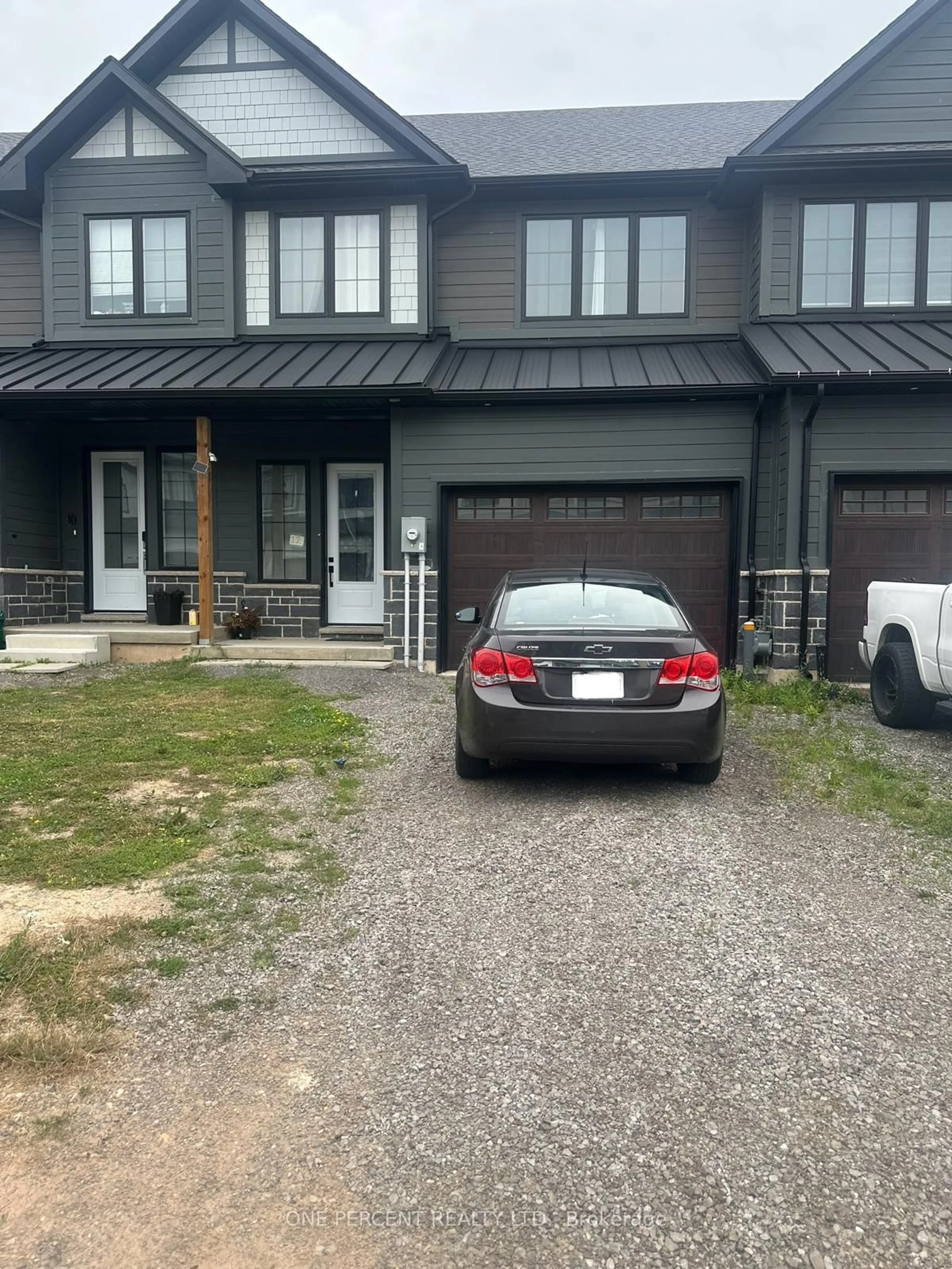 A pic from outside/outdoor area/front of a property/back of a property/a pic from drone, street for 12 Beaverloch Dr, Thorold Ontario L2V 0J9