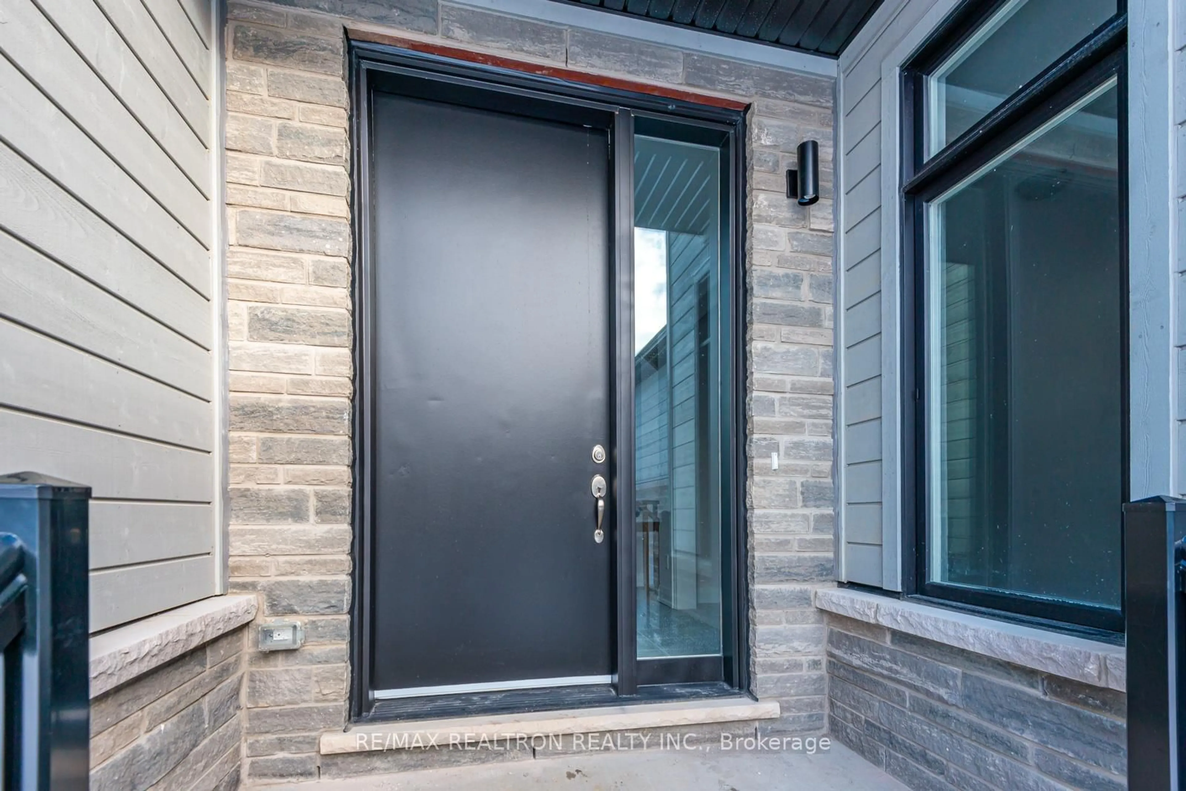 Indoor entryway for 97 Goldie Crt, Blue Mountains Ontario N0H 1J0