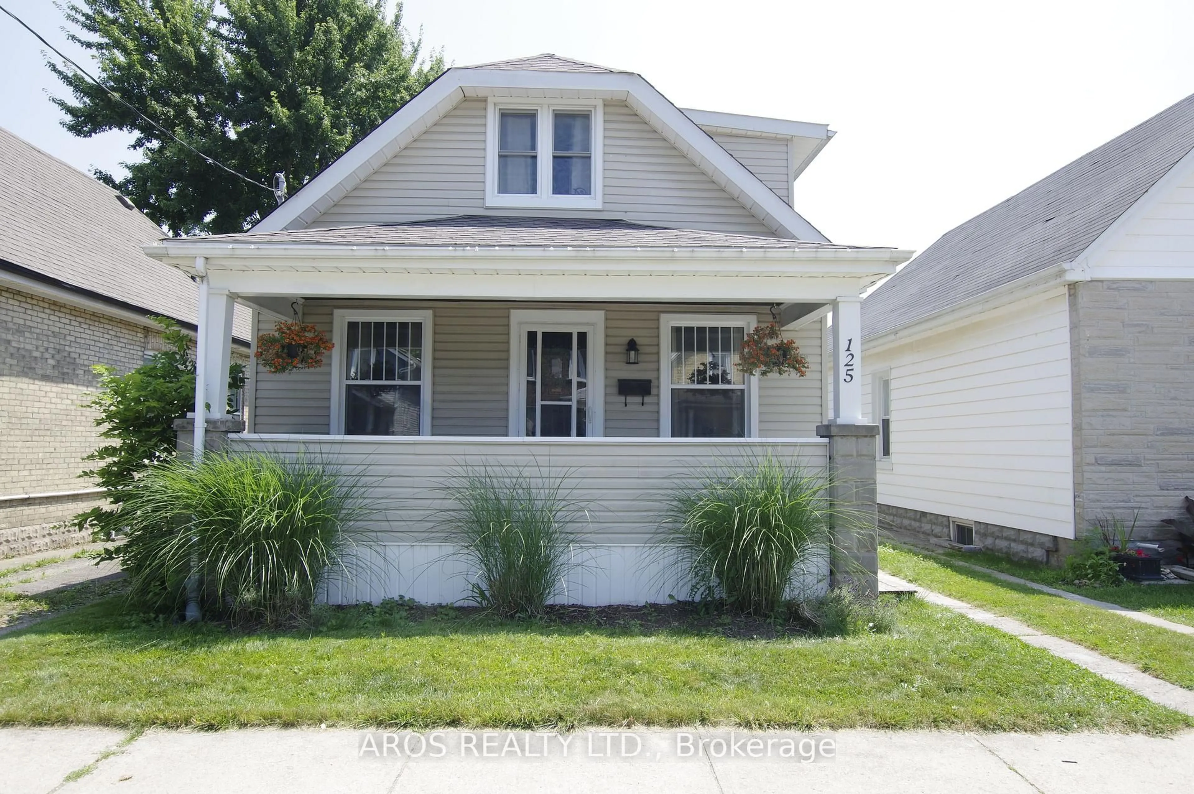 Home with vinyl exterior material, street for 125 Vauxhall St, London East Ontario N5Z 1B5
