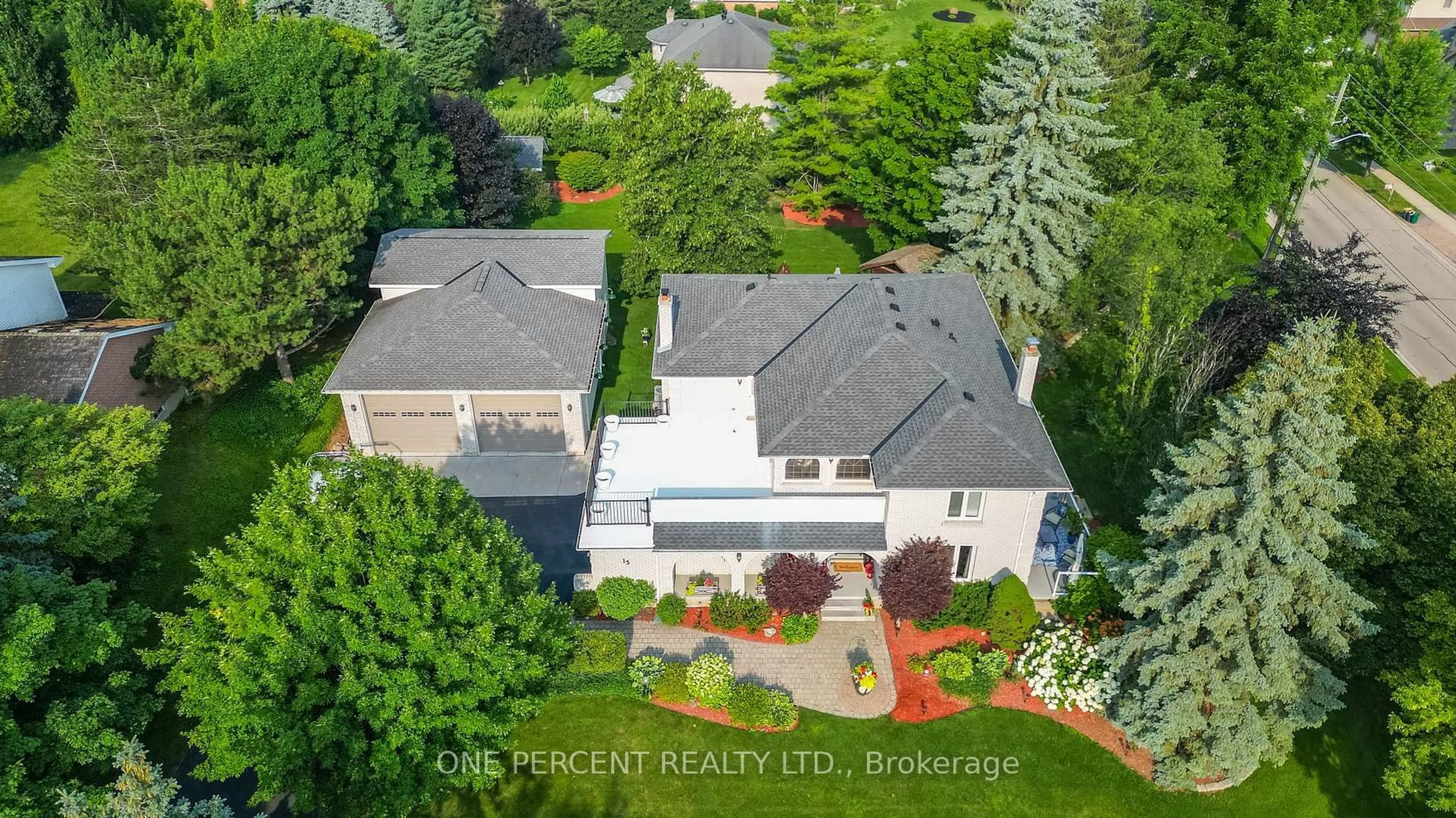 A pic from outside/outdoor area/front of a property/back of a property/a pic from drone, unknown for 15 MARQUETTE Dr, Kitchener Ontario N2P 2H2