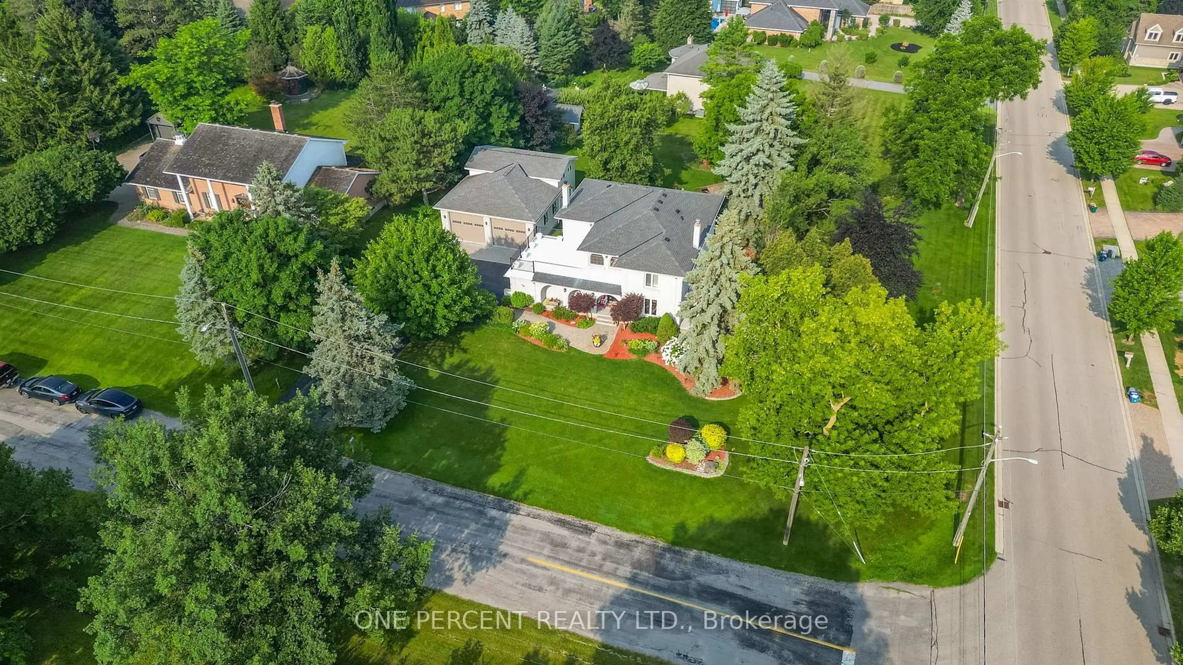 A pic from outside/outdoor area/front of a property/back of a property/a pic from drone, street for 15 MARQUETTE Dr, Kitchener Ontario N2P 2H2