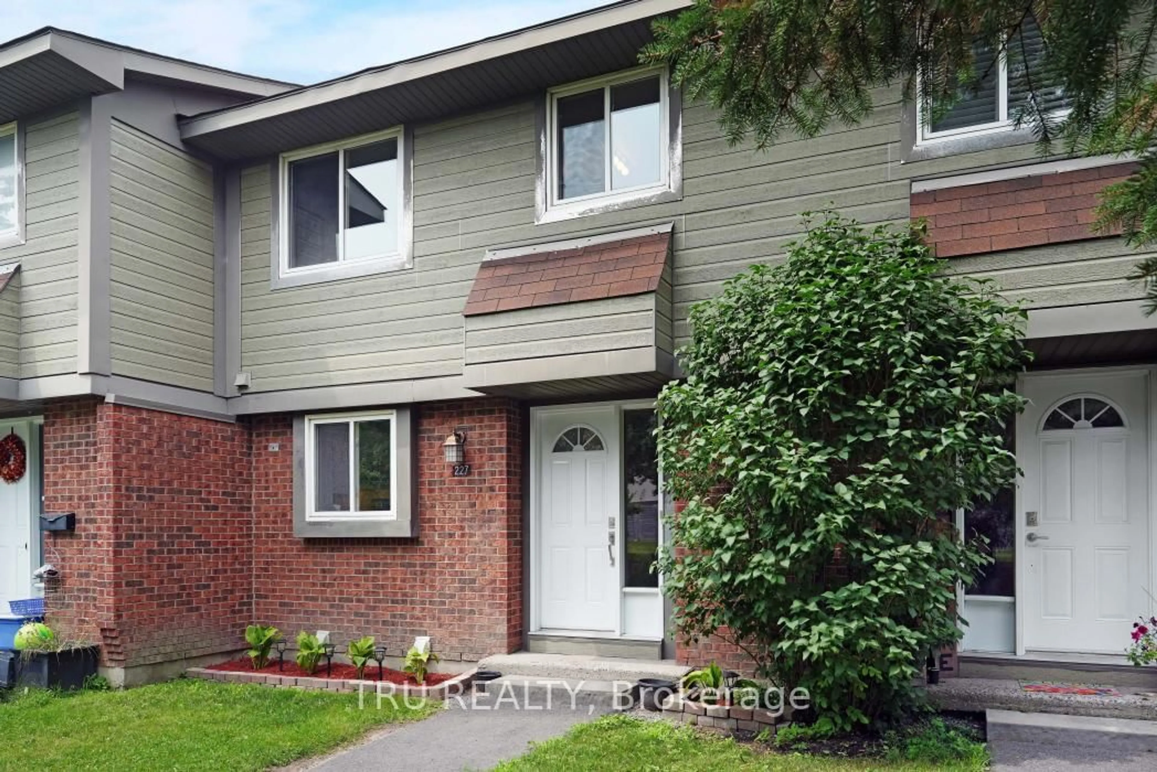 Home with vinyl exterior material, street for 227 Pickford Dr, Ottawa Ontario K2L 2C5
