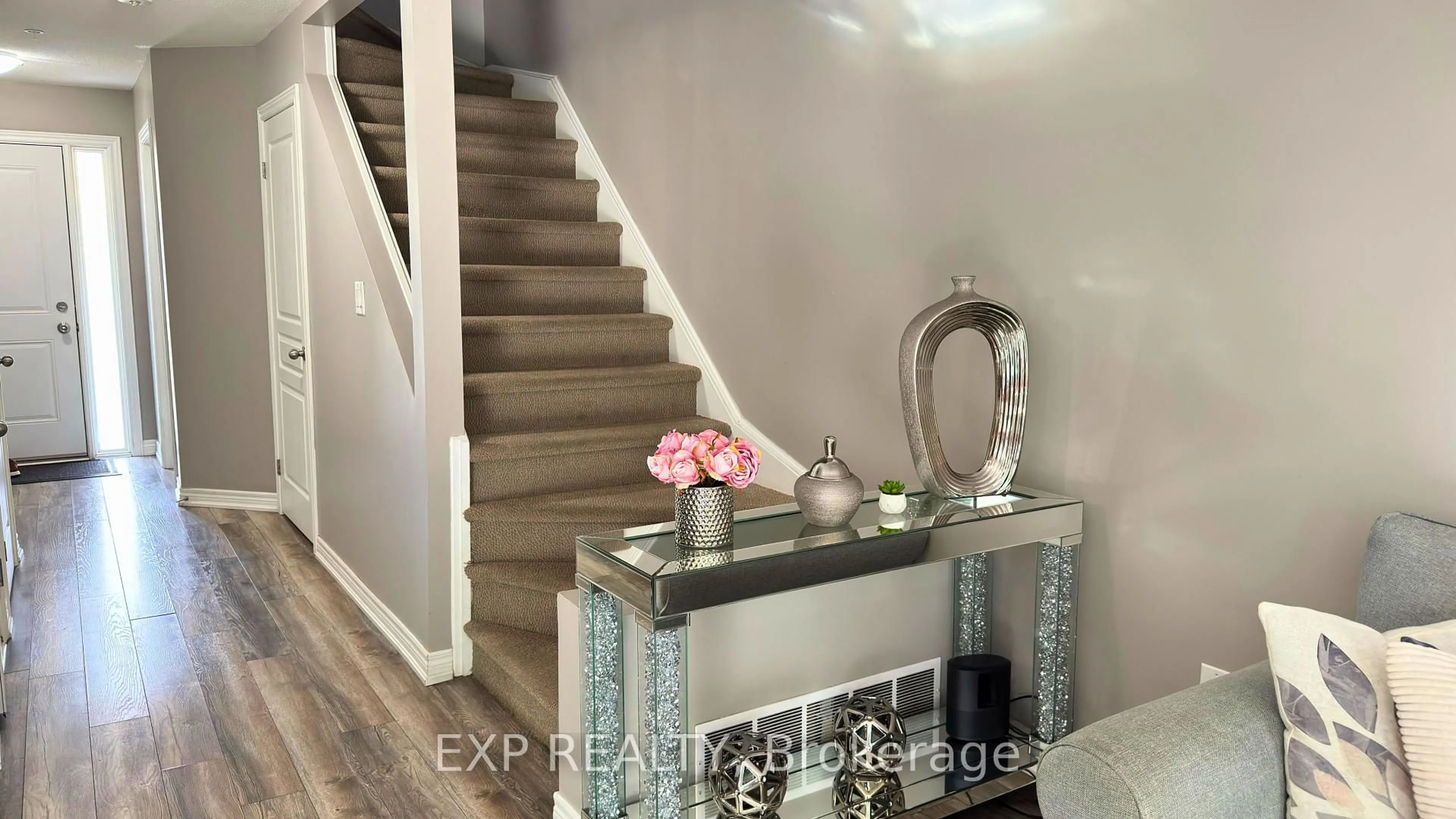 Indoor entryway for 60 Canterbury Dr #14, St. Catharines Ontario L2P 0E7