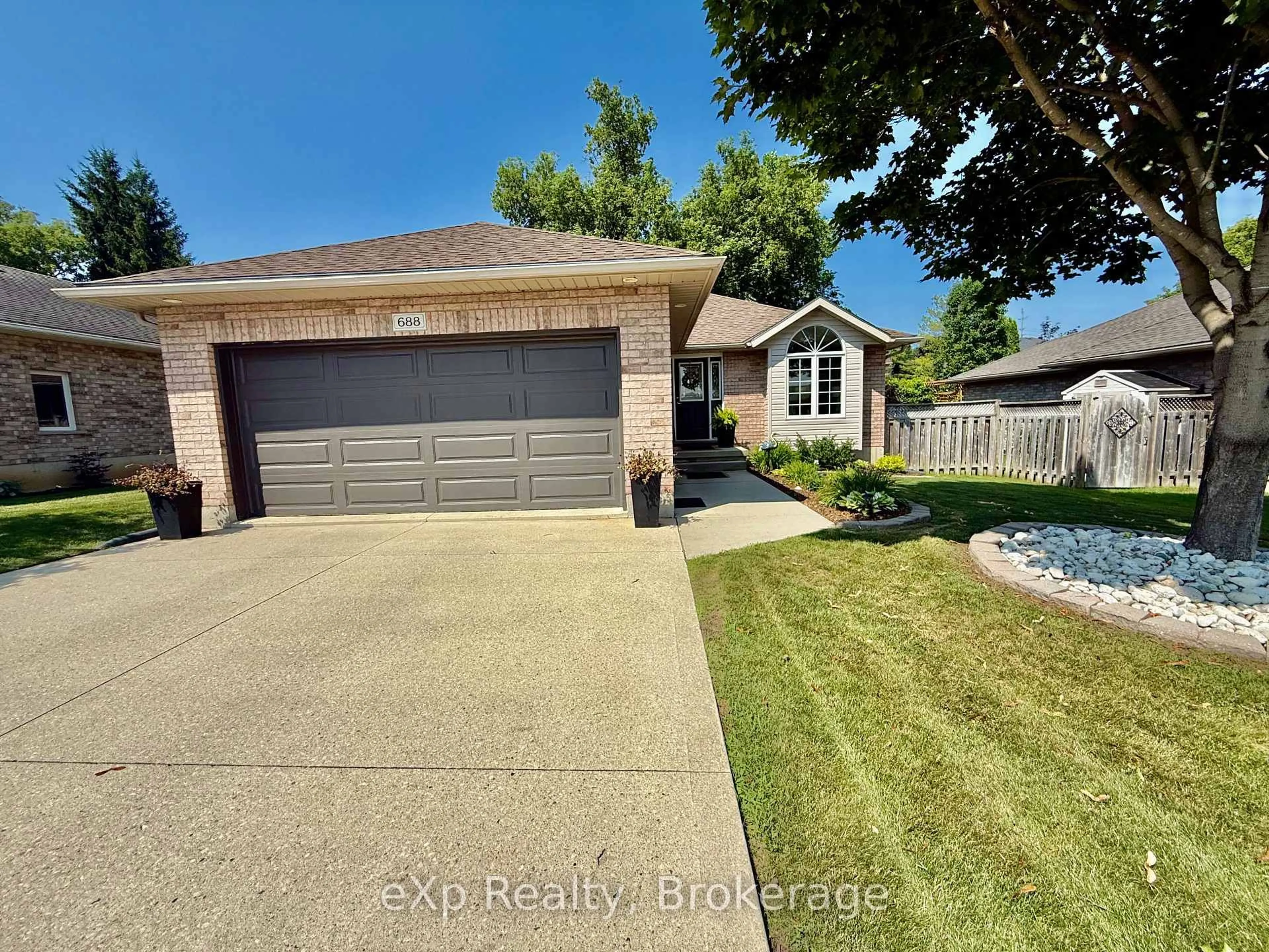 A pic from outside/outdoor area/front of a property/back of a property/a pic from drone, street for 688 22nd Ave, Hanover Ontario N4N 3W8