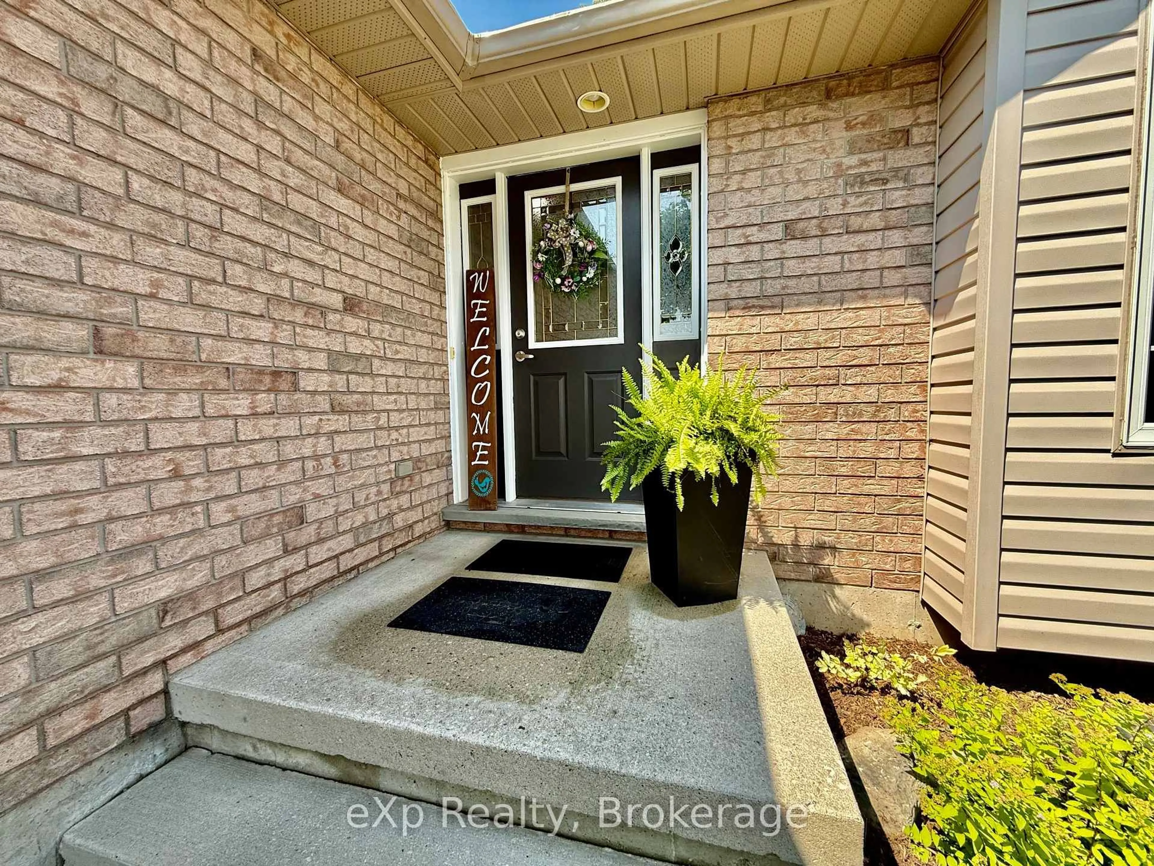 Indoor entryway for 688 22nd Ave, Hanover Ontario N4N 3W8