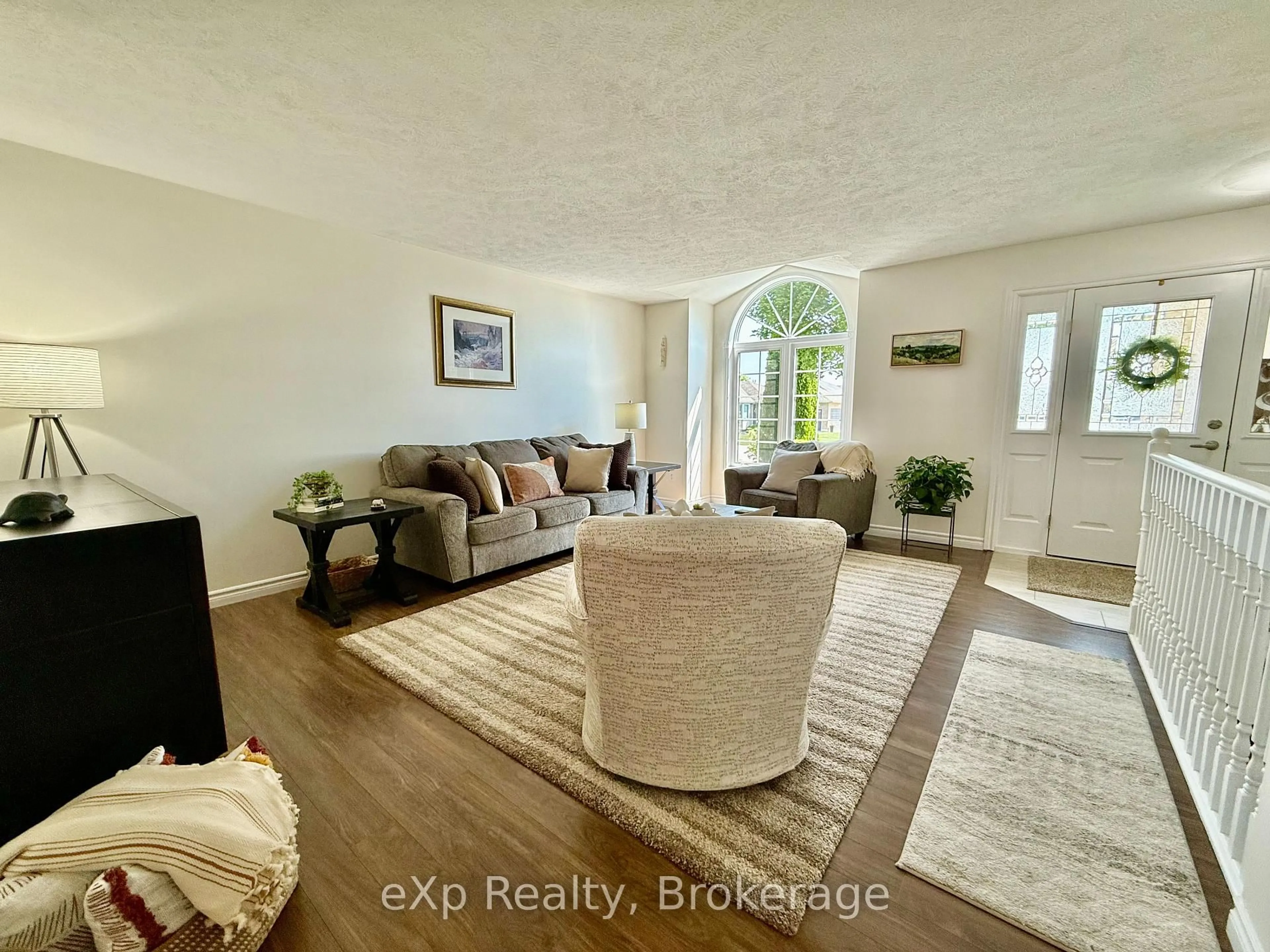 Living room with furniture, wood/laminate floor for 688 22nd Ave, Hanover Ontario N4N 3W8