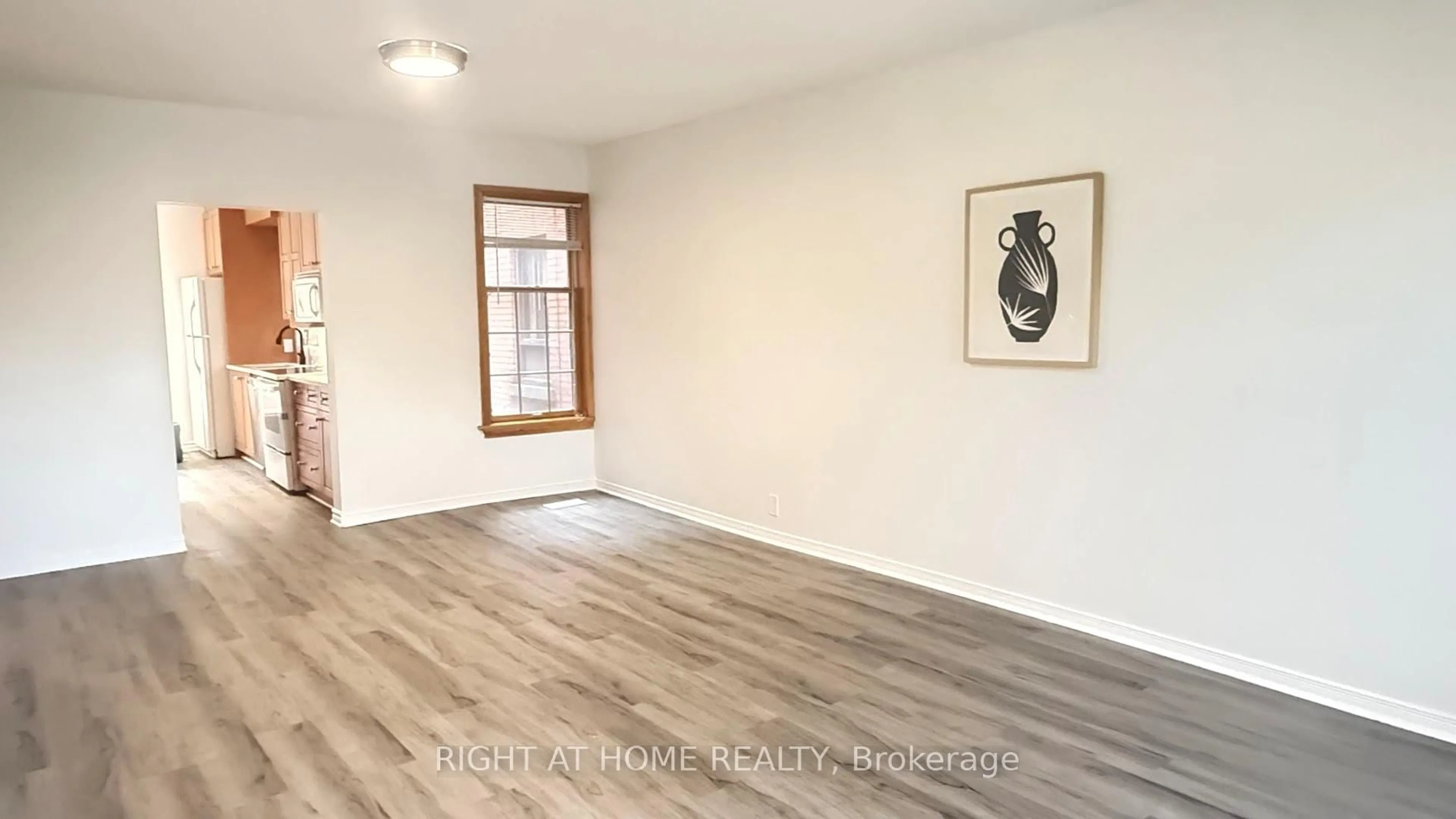 A pic of a room for 109 Sweetland Ave, Ottawa Ontario K1N 7V1