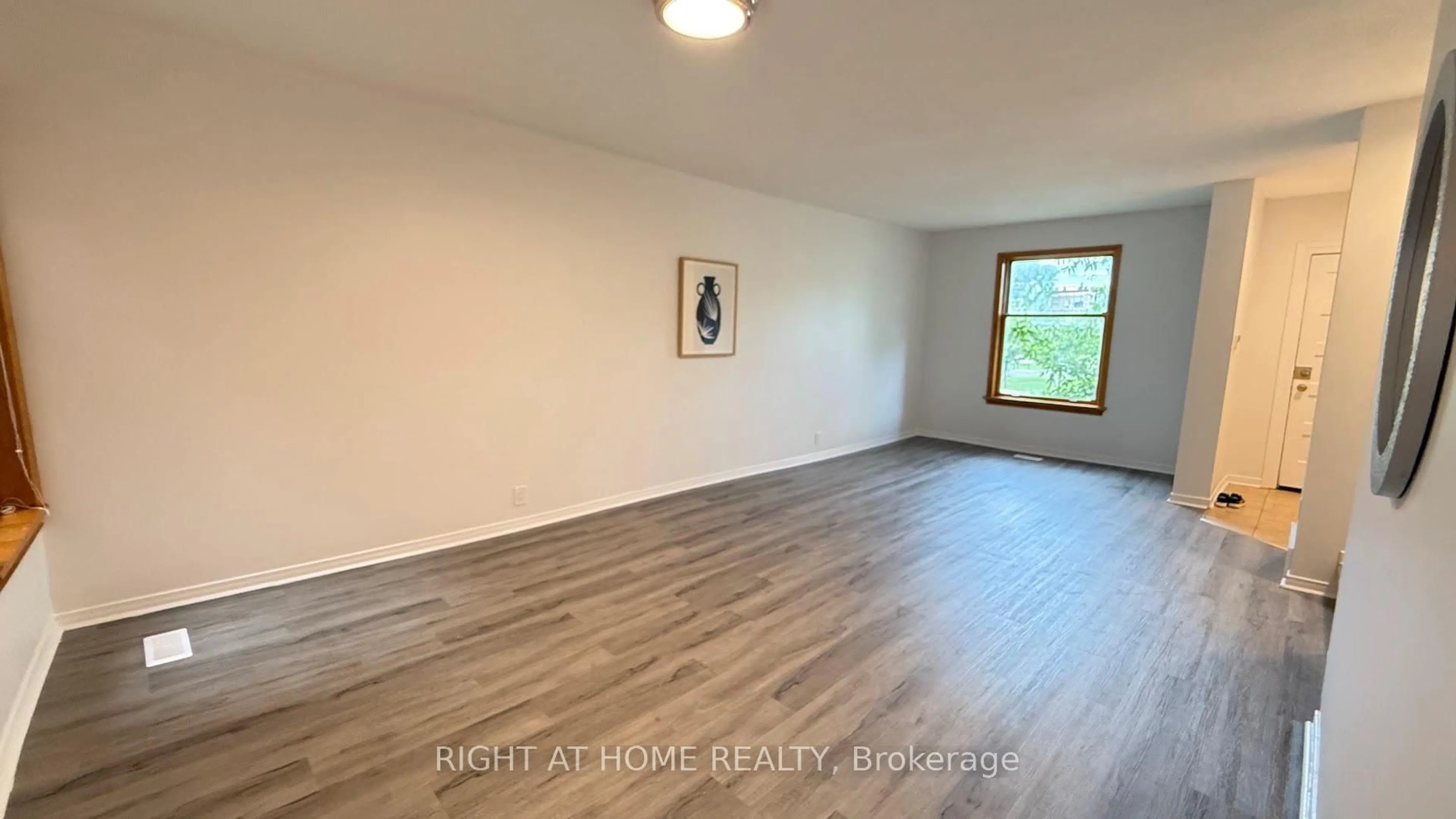 A pic of a room for 109 Sweetland Ave, Ottawa Ontario K1N 7V1