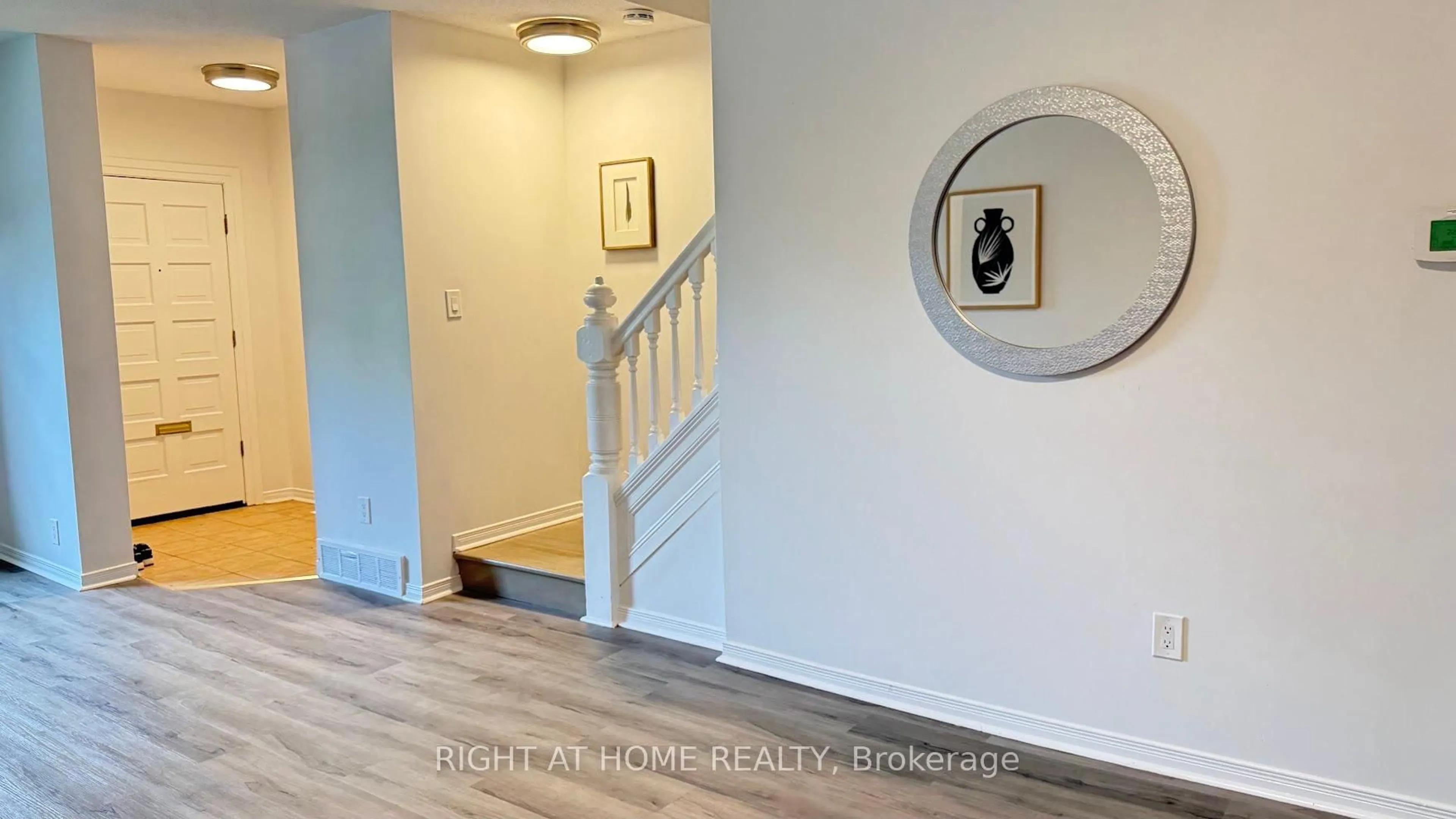 Indoor entryway for 109 Sweetland Ave, Ottawa Ontario K1N 7V1