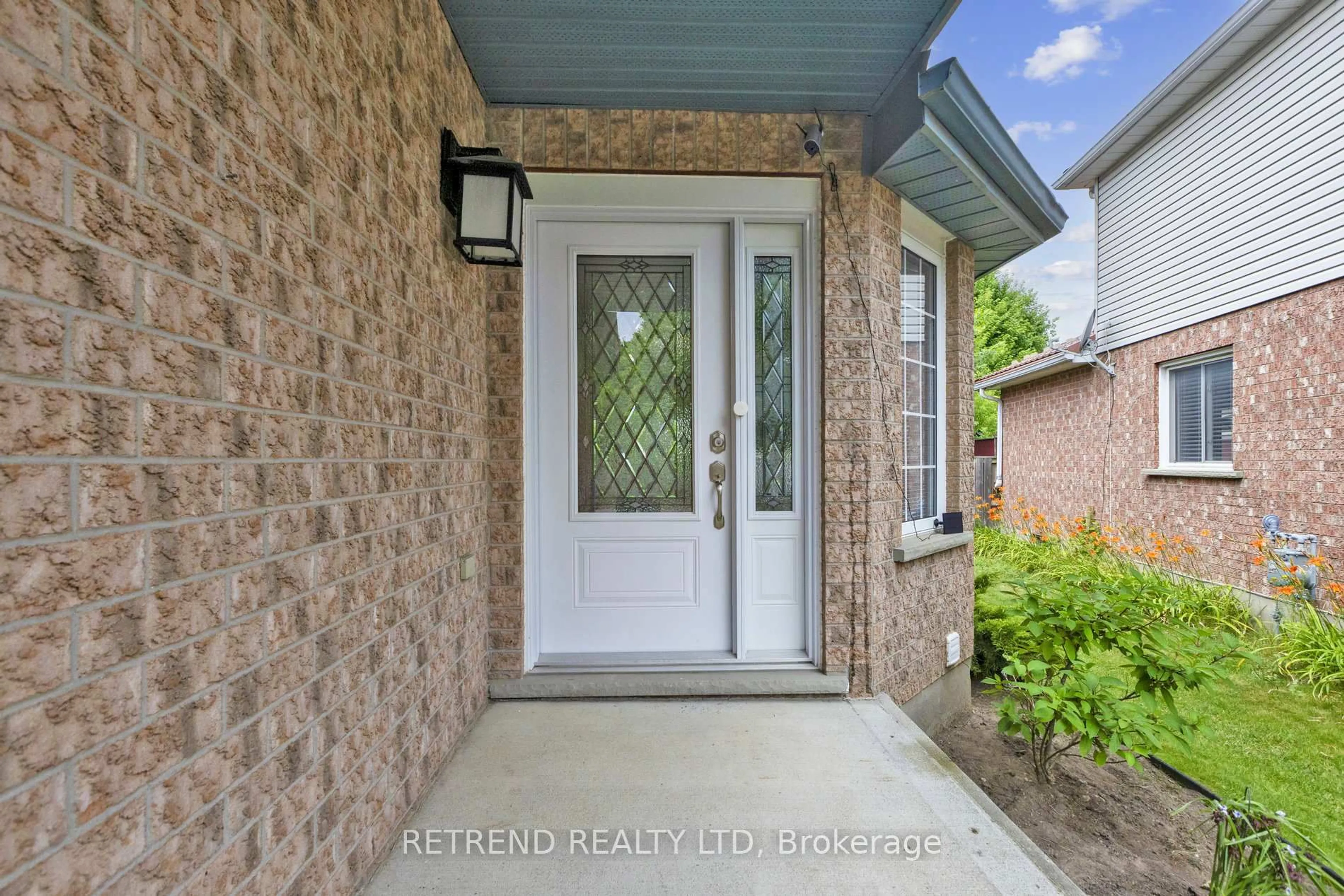 Indoor entryway for 134 QUEEN CHARLOTTE Cres, Kitchener Ontario N2E 3N7