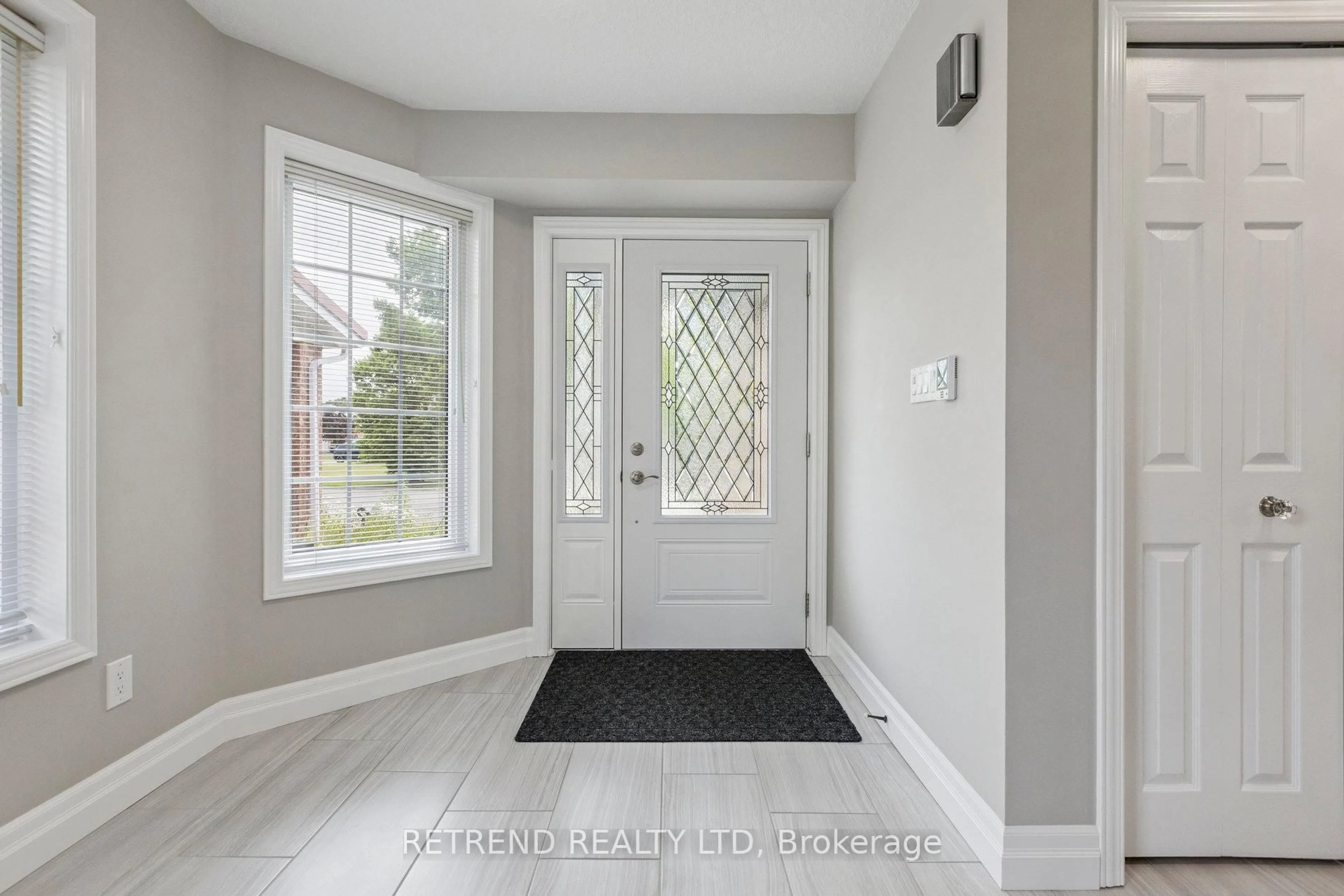 Indoor entryway for 134 QUEEN CHARLOTTE Cres, Kitchener Ontario N2E 3N7