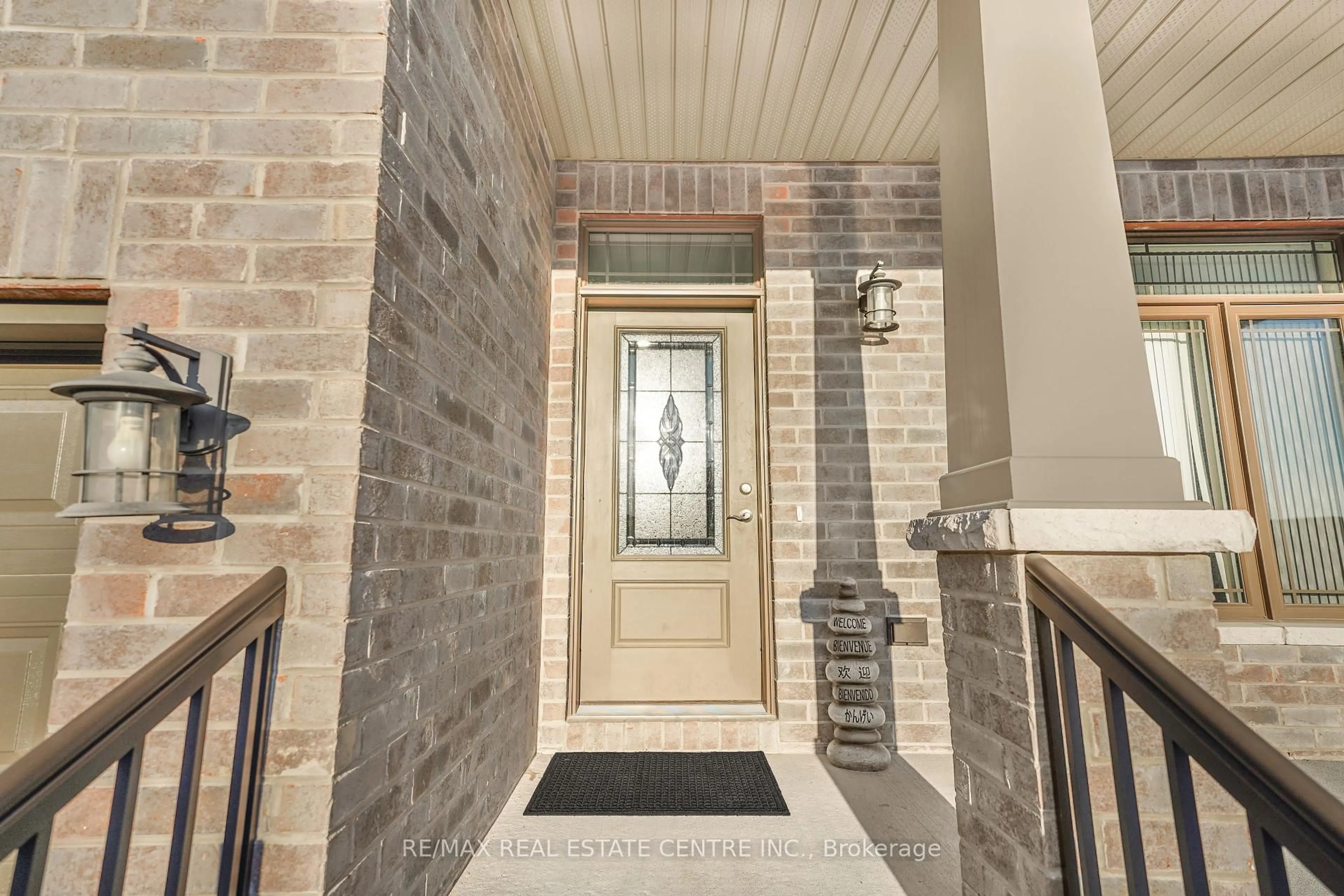 Indoor foyer for 28 Stonecrest Blvd, Quinte West Ontario K8R 0A4