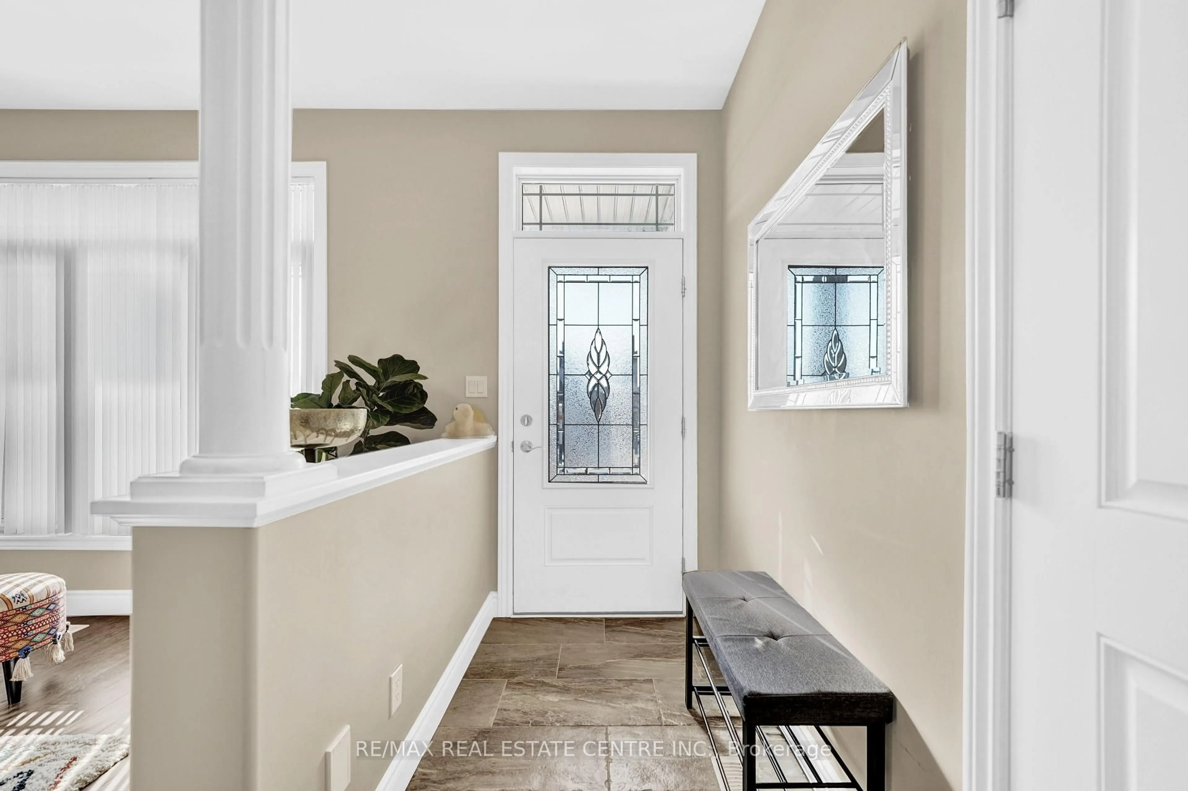 Indoor entryway for 28 Stonecrest Blvd, Quinte West Ontario K8R 0A4