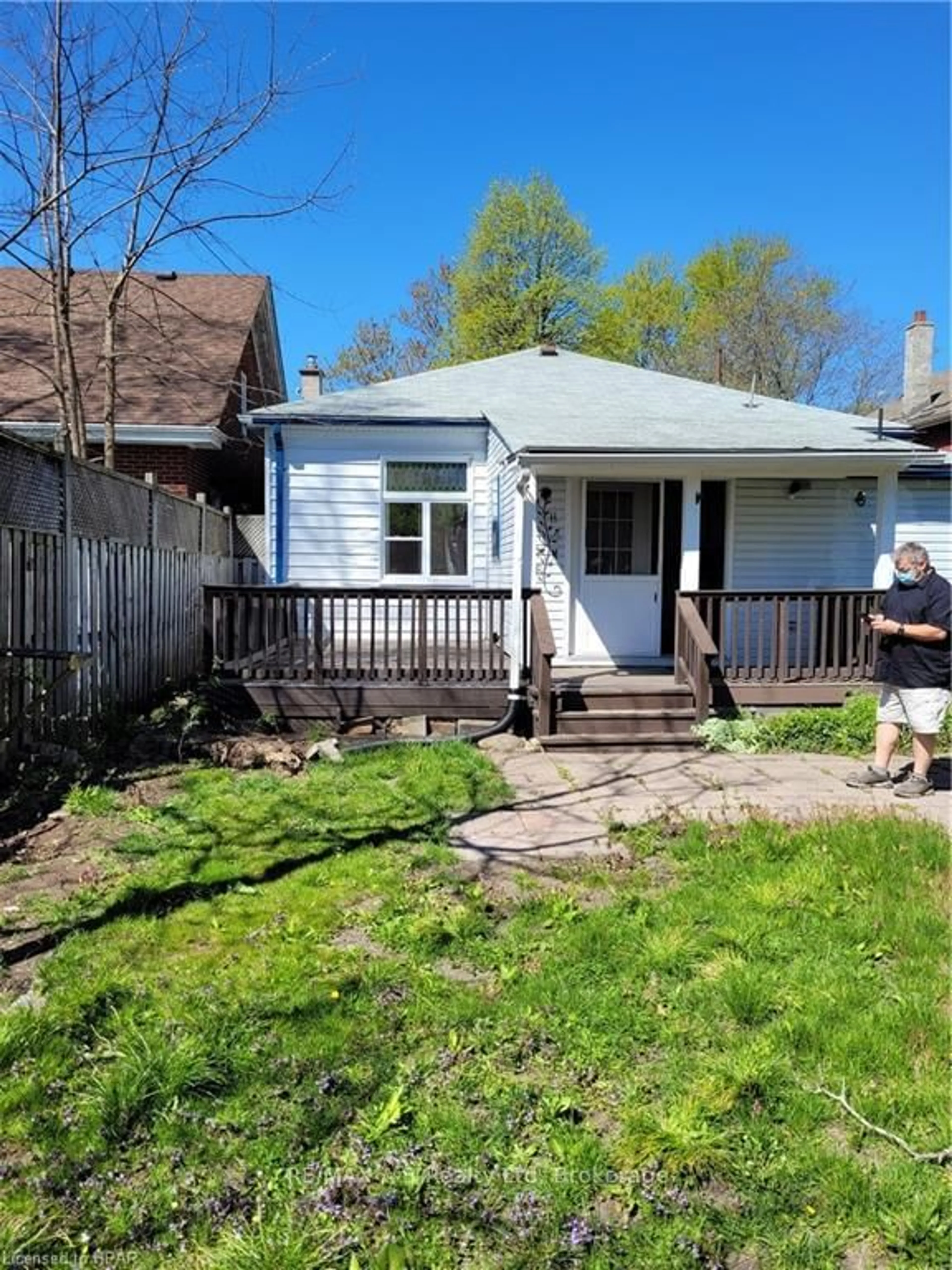 A pic from outside/outdoor area/front of a property/back of a property/a pic from drone, street for 190 Colborne St, London East Ontario N6B 2S2