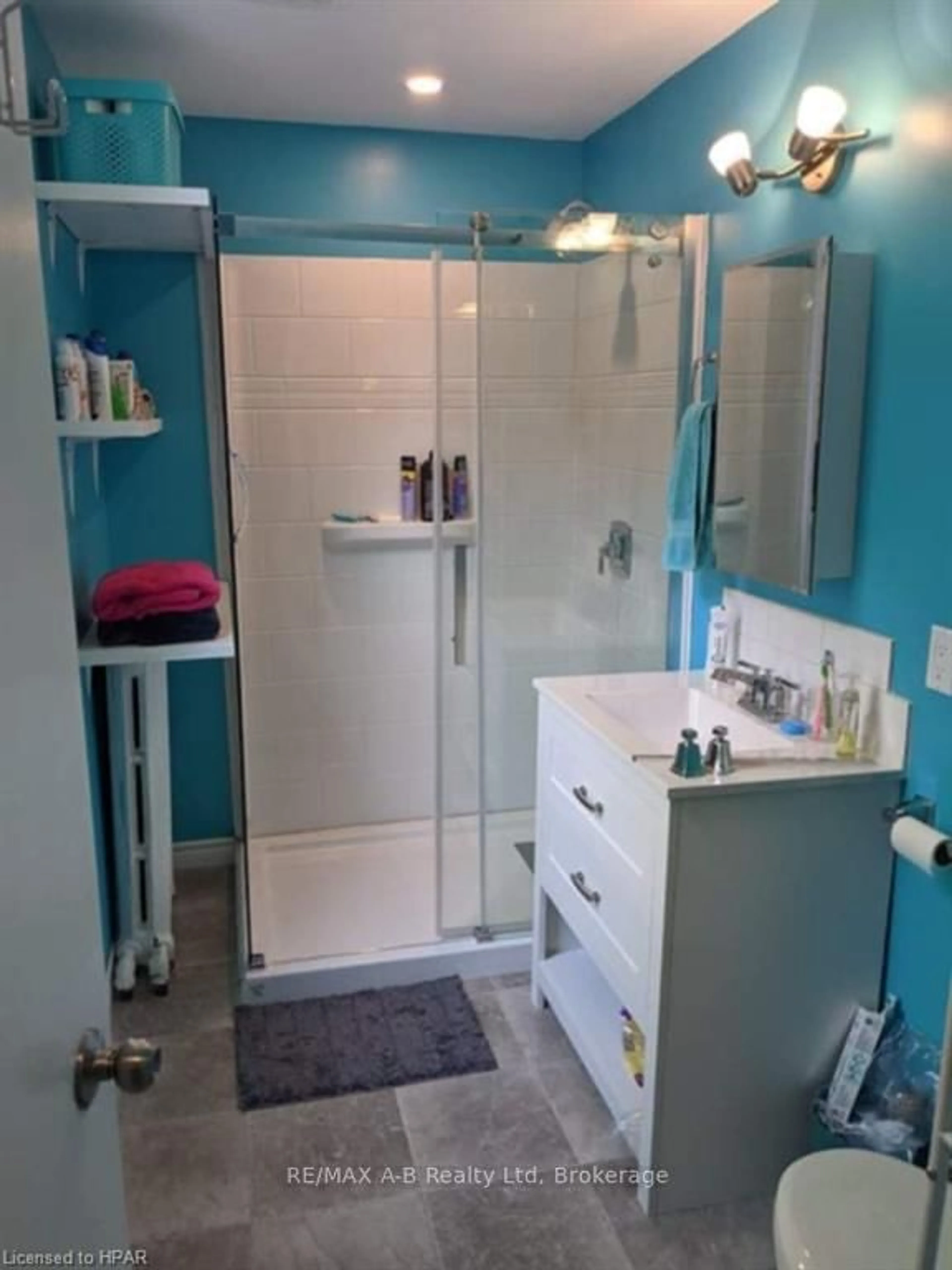 Standard bathroom, ceramic/tile floor for 190 Colborne St, London East Ontario N6B 2S2