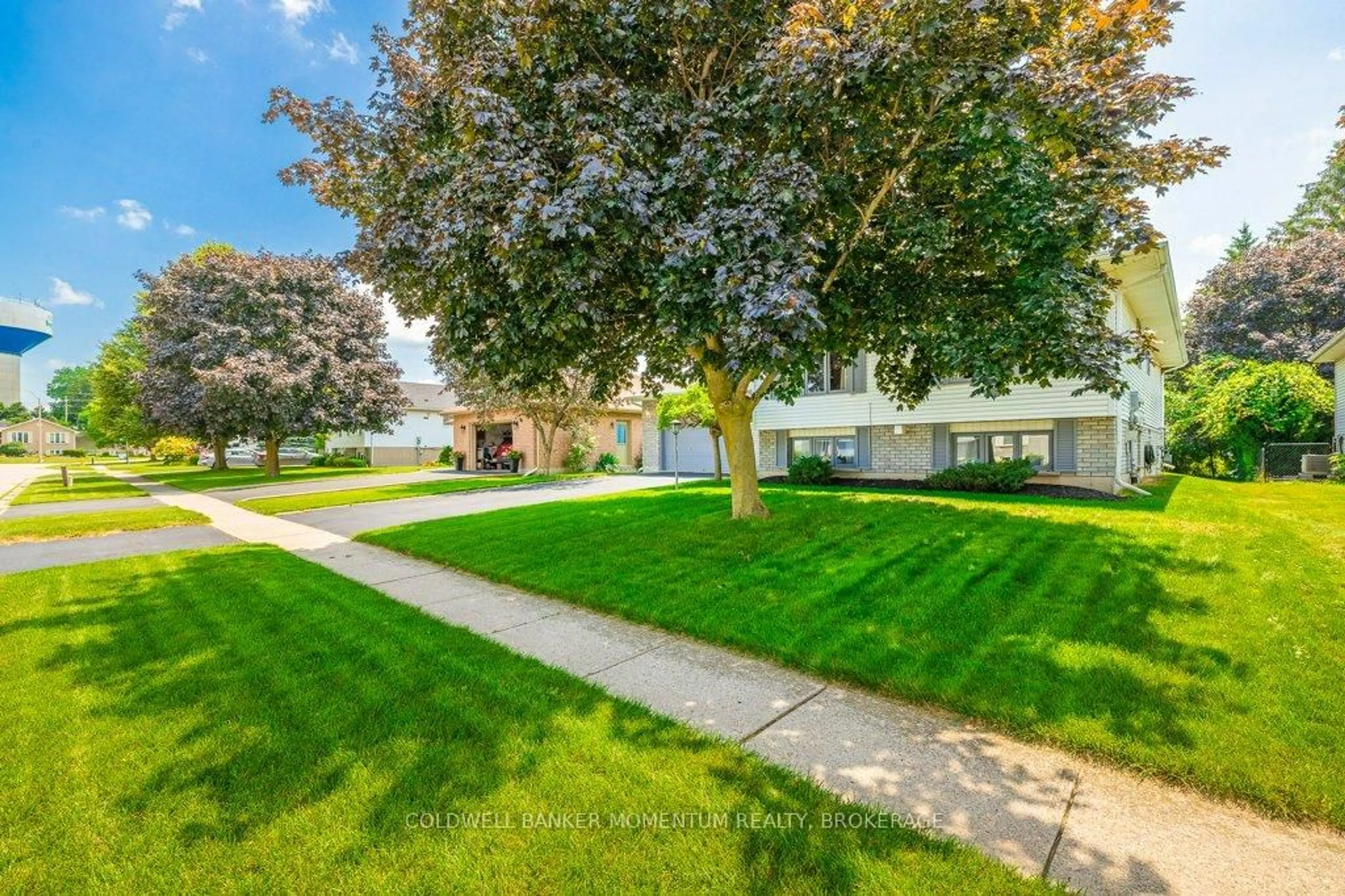 A pic from outside/outdoor area/front of a property/back of a property/a pic from drone, street for 36 Windsor Dr, Brant Ontario N0E 1N0